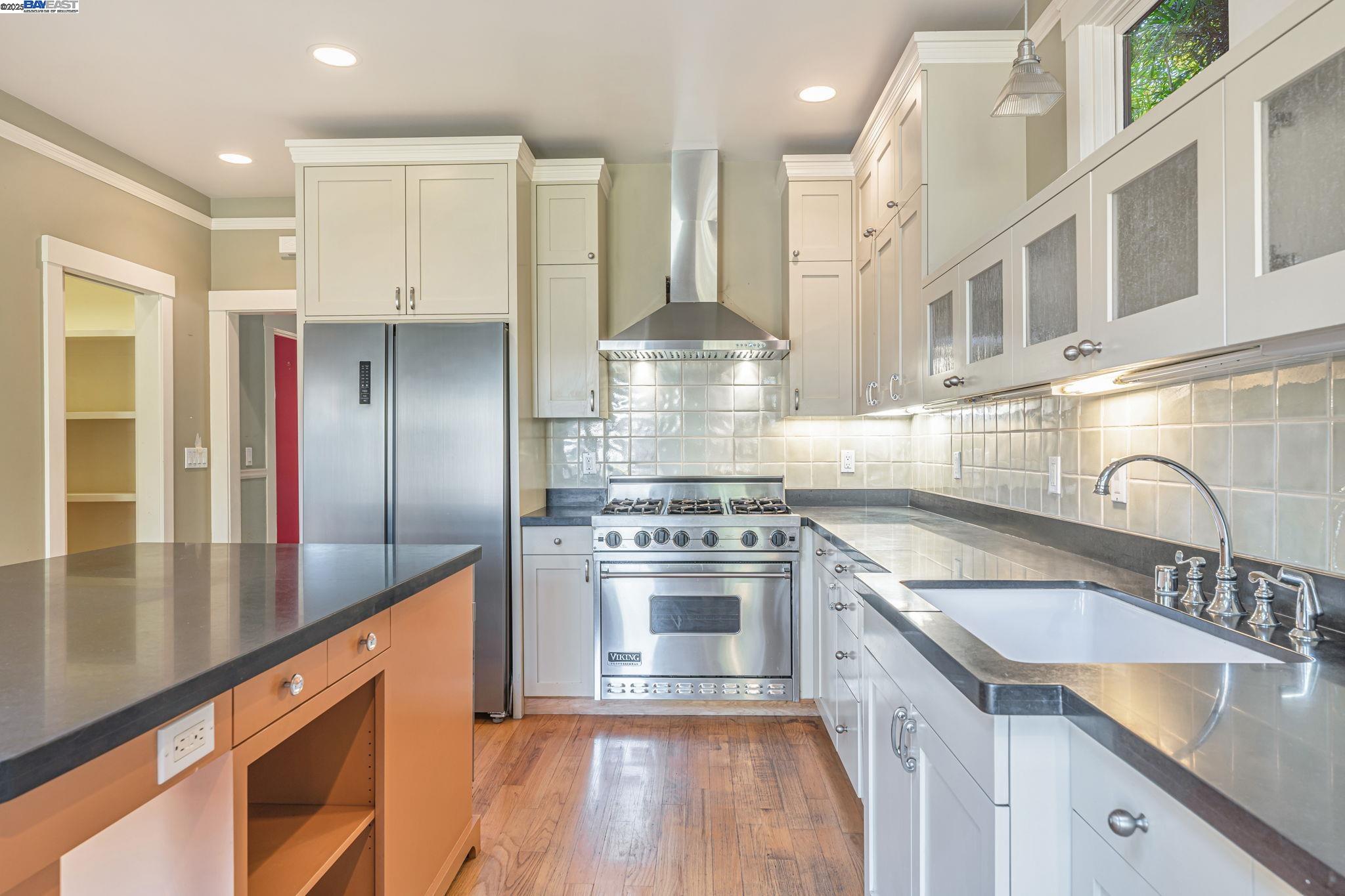 Detail Gallery Image 18 of 54 For 414 Mcauley St, Oakland,  CA 94609 - 4 Beds | 2 Baths