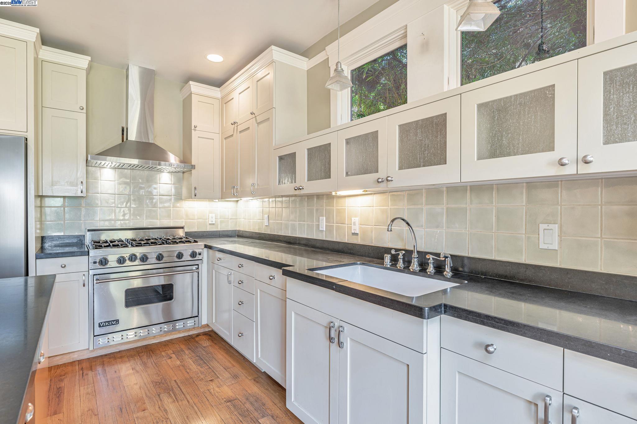 Detail Gallery Image 19 of 54 For 414 Mcauley St, Oakland,  CA 94609 - 4 Beds | 2 Baths
