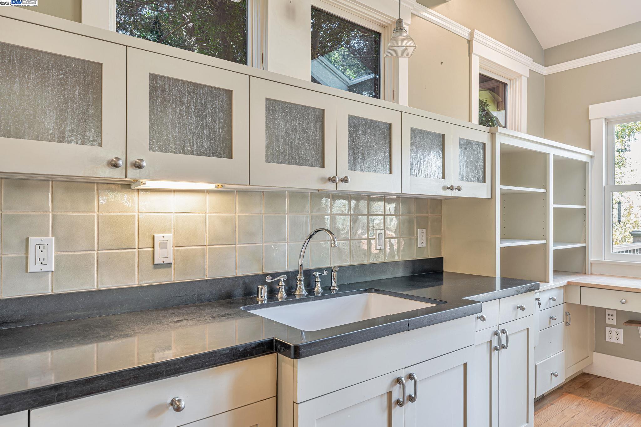 Detail Gallery Image 20 of 54 For 414 Mcauley St, Oakland,  CA 94609 - 4 Beds | 2 Baths