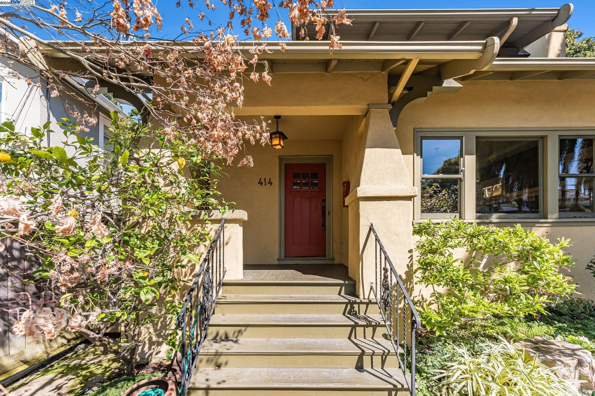 Detail Gallery Image 3 of 54 For 414 Mcauley St, Oakland,  CA 94609 - 4 Beds | 2 Baths