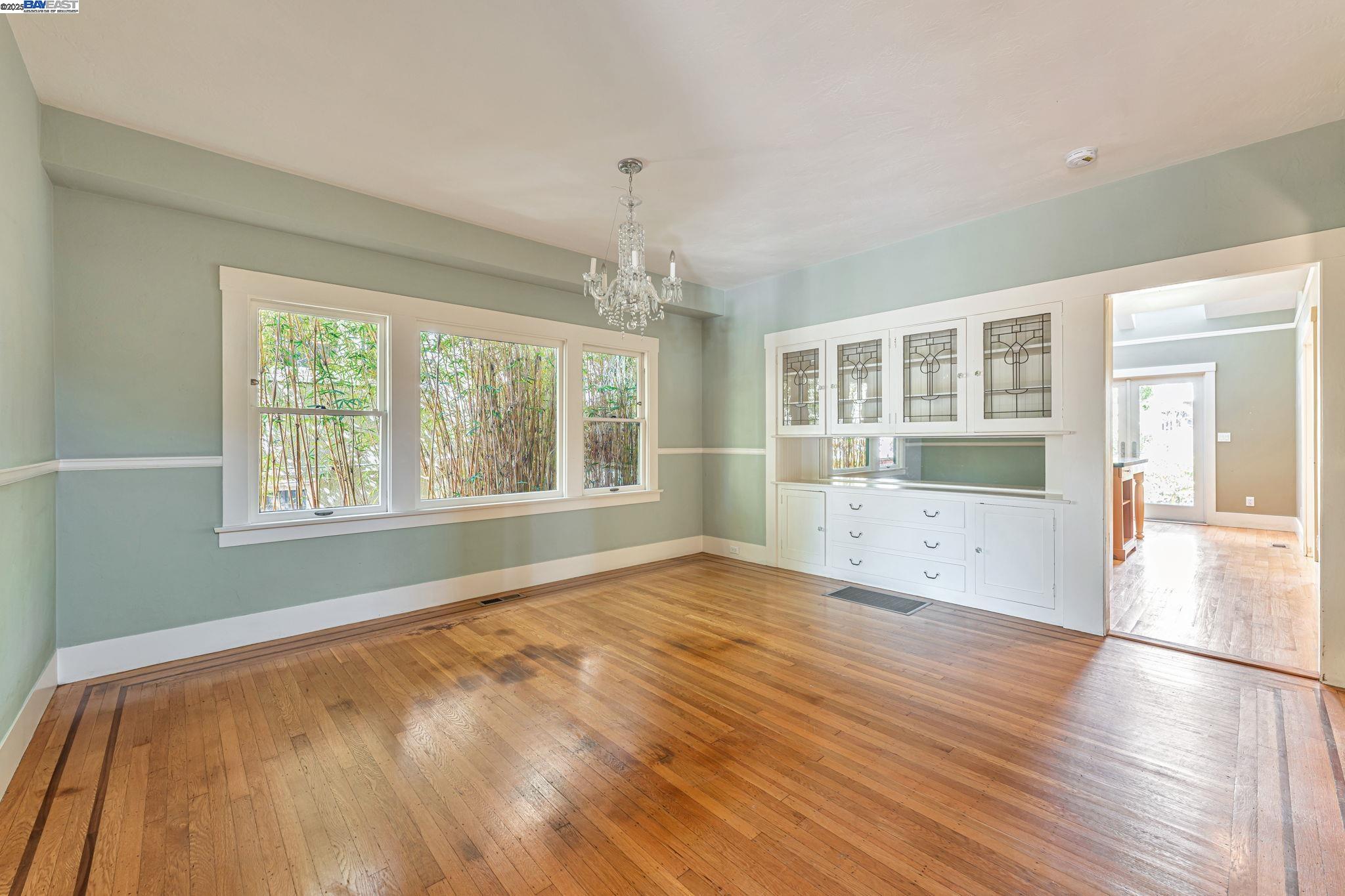 Detail Gallery Image 21 of 54 For 414 Mcauley St, Oakland,  CA 94609 - 4 Beds | 2 Baths