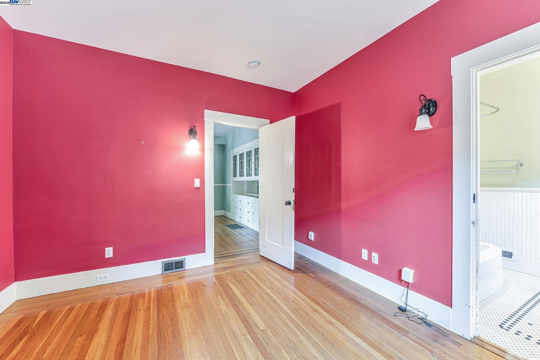 Detail Gallery Image 29 of 54 For 414 Mcauley St, Oakland,  CA 94609 - 4 Beds | 2 Baths