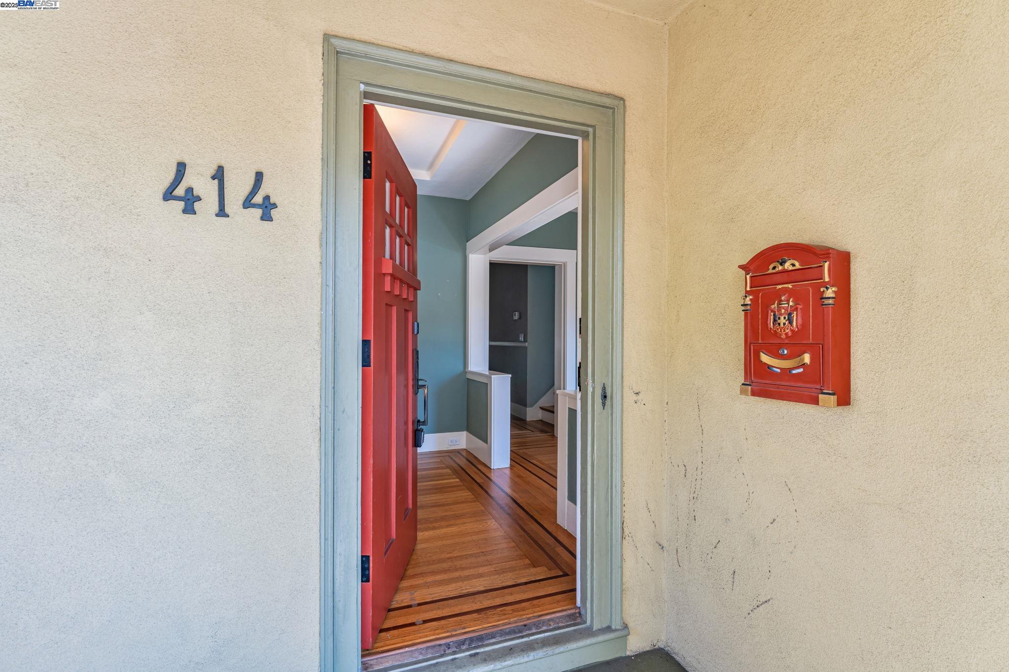 Detail Gallery Image 4 of 54 For 414 Mcauley St, Oakland,  CA 94609 - 4 Beds | 2 Baths