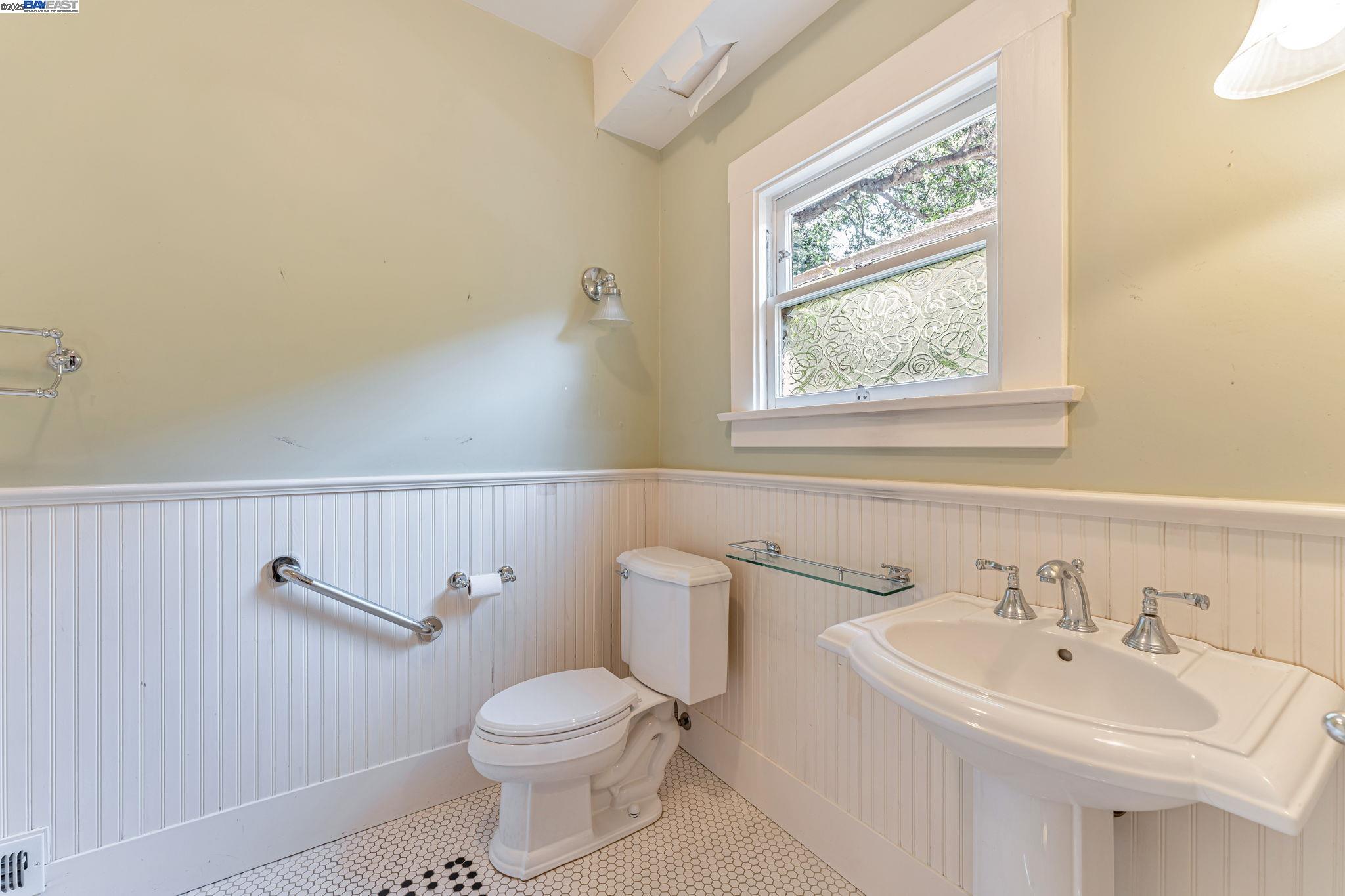 Detail Gallery Image 37 of 54 For 414 Mcauley St, Oakland,  CA 94609 - 4 Beds | 2 Baths