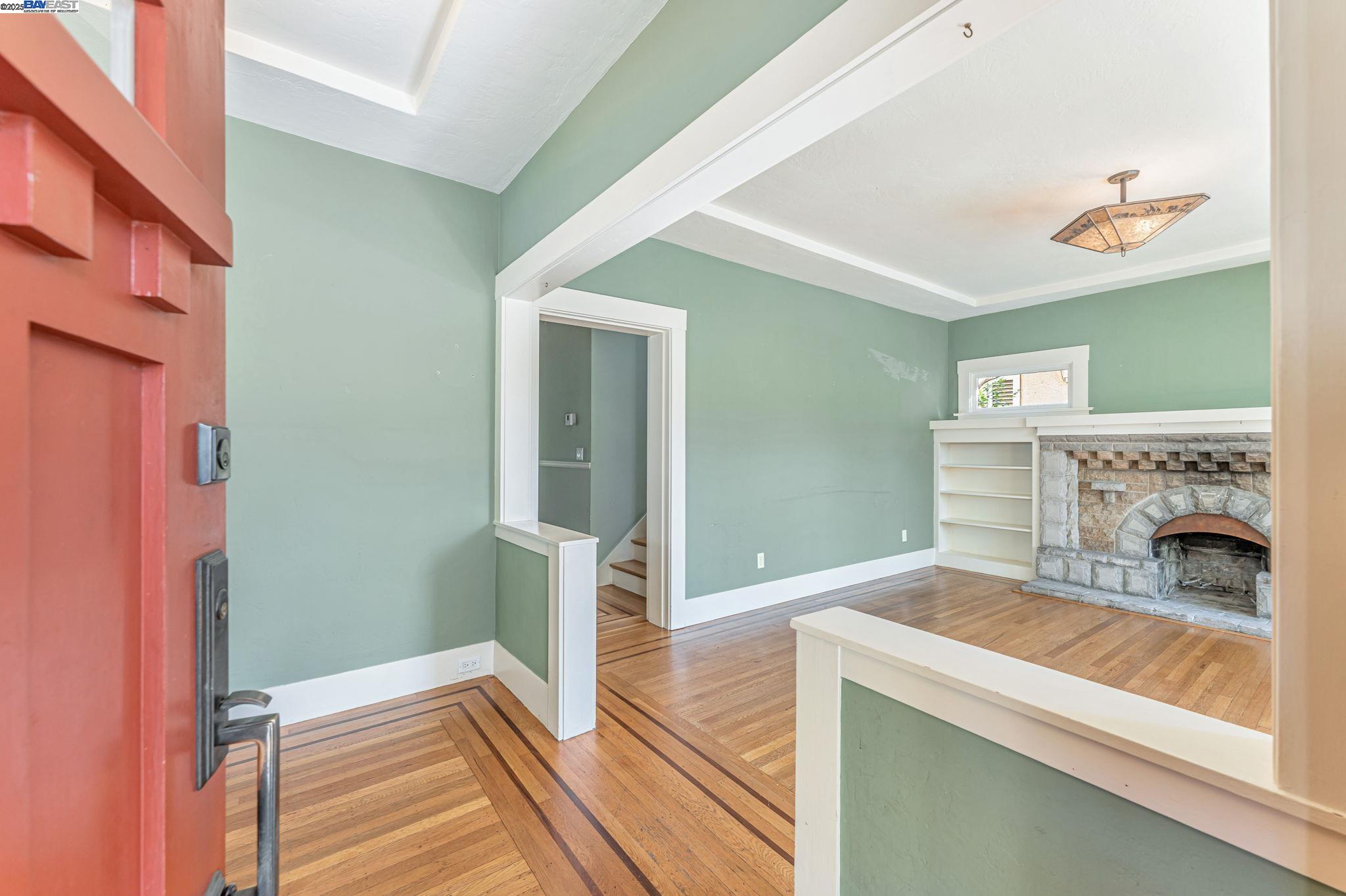 Detail Gallery Image 5 of 54 For 414 Mcauley St, Oakland,  CA 94609 - 4 Beds | 2 Baths