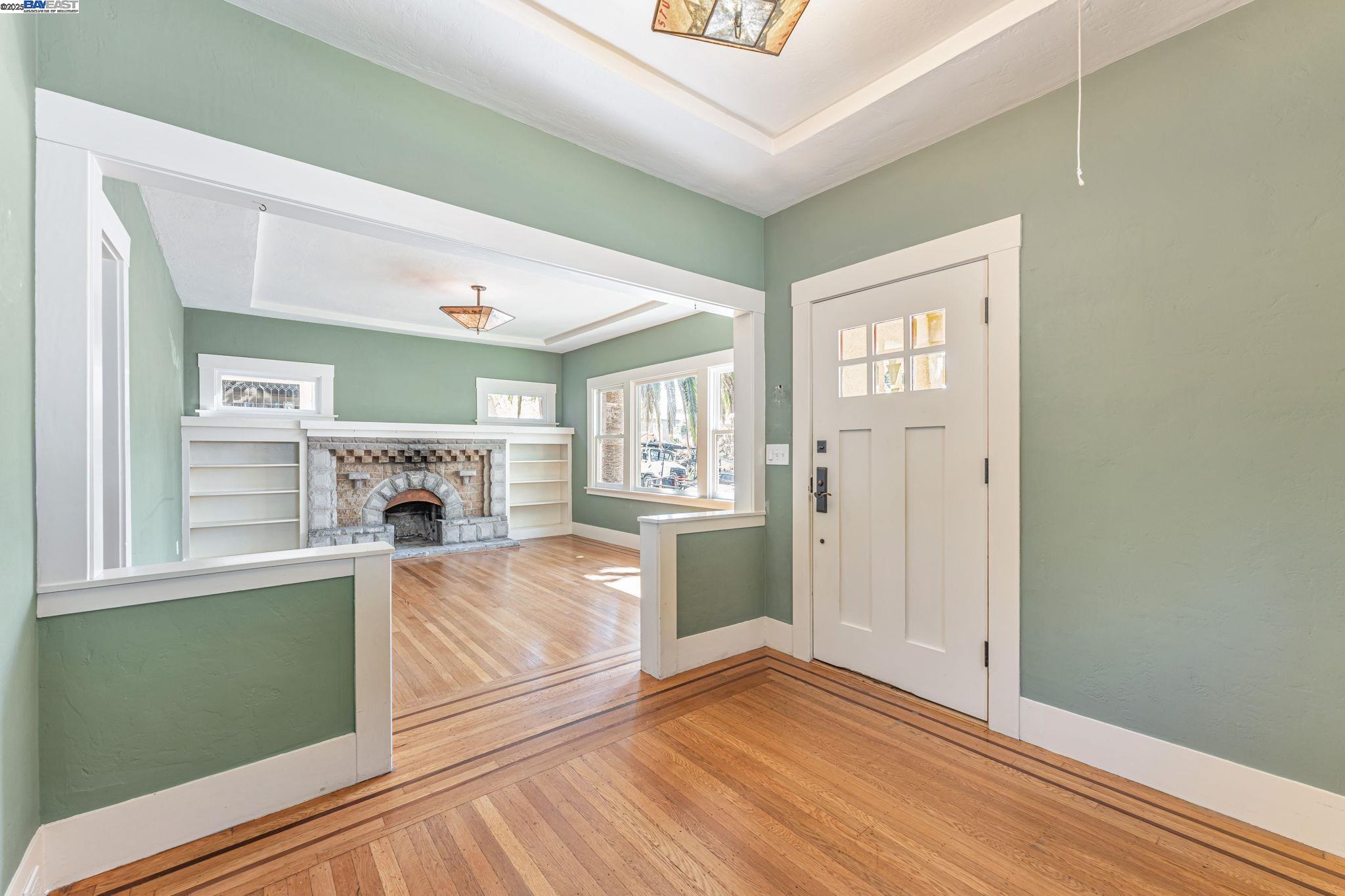 Detail Gallery Image 7 of 54 For 414 Mcauley St, Oakland,  CA 94609 - 4 Beds | 2 Baths