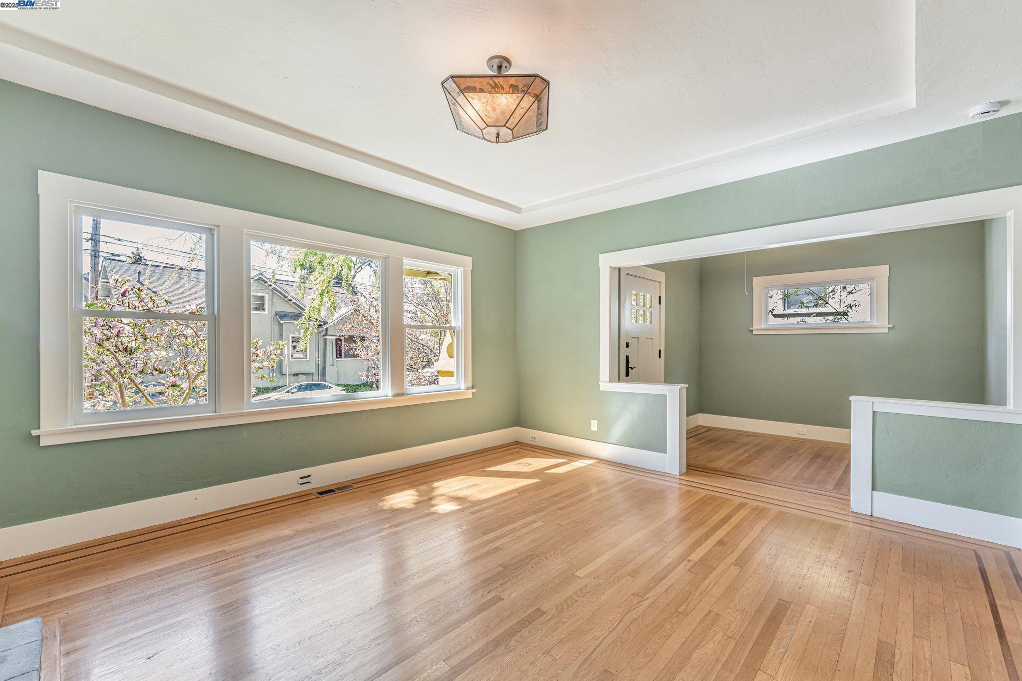 Detail Gallery Image 10 of 54 For 414 Mcauley St, Oakland,  CA 94609 - 4 Beds | 2 Baths