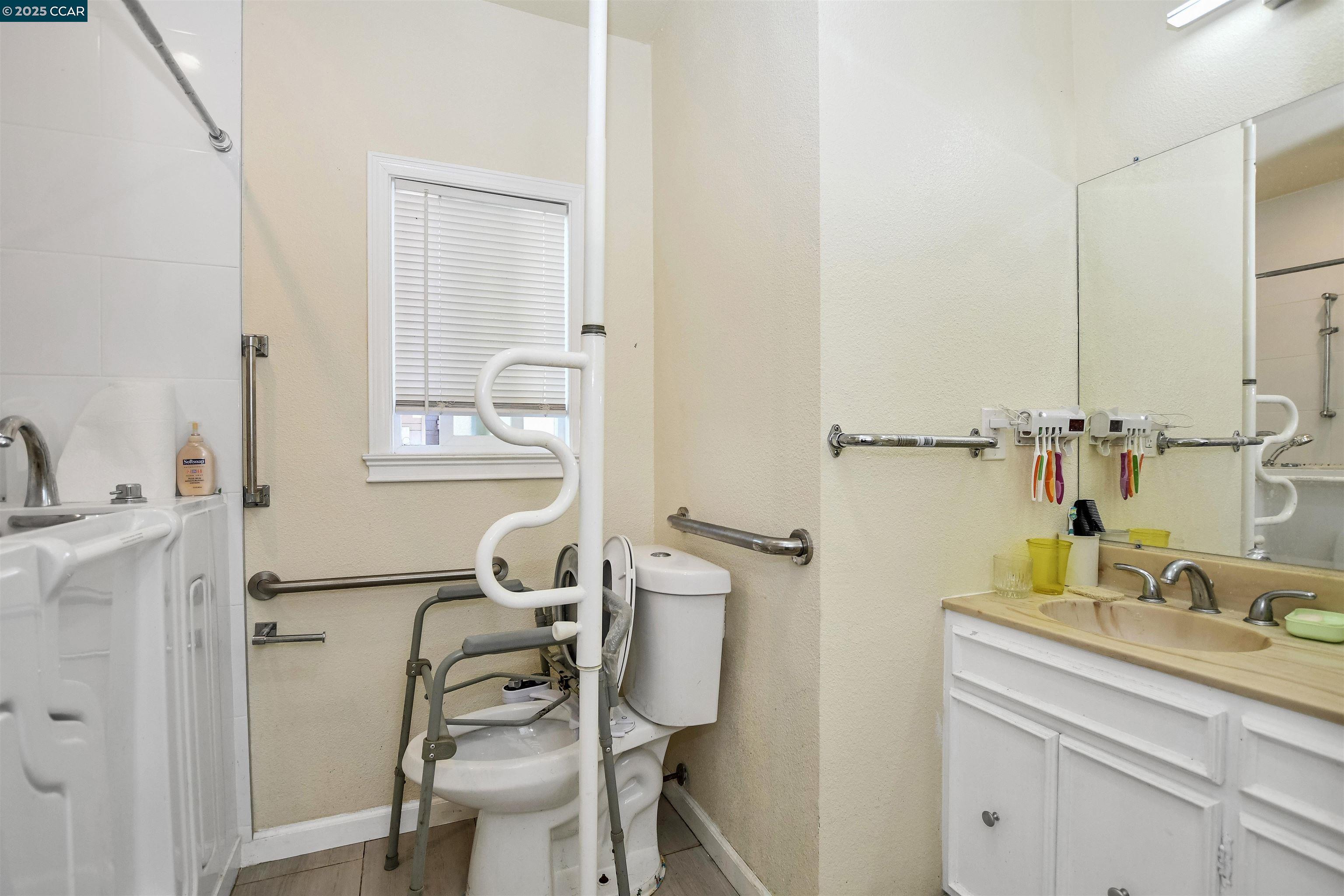 Detail Gallery Image 15 of 27 For 9899 Thermal Street, Oakland,  CA 94605-4864 - – Beds | – Baths