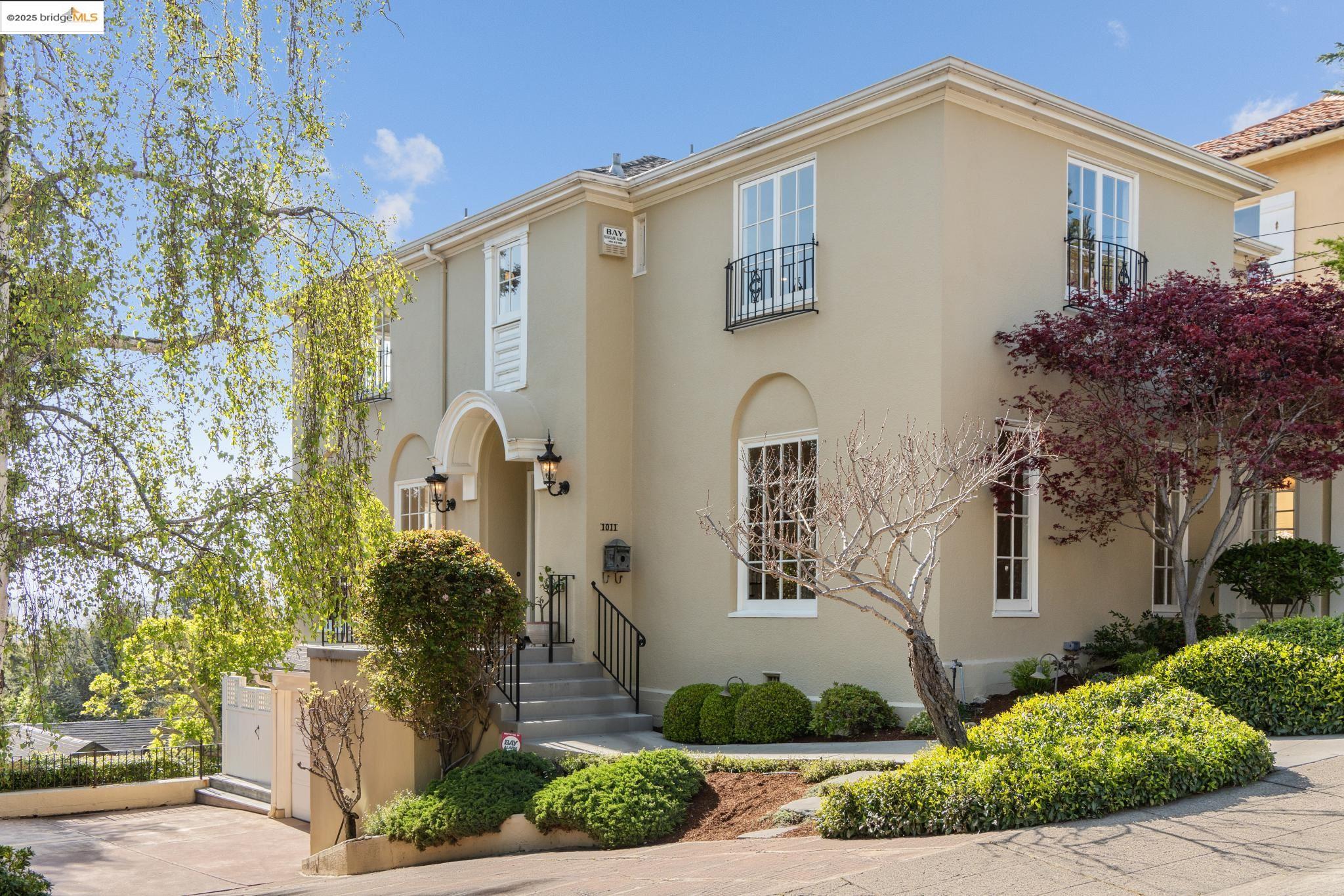 Detail Gallery Image 1 of 1 For 1011 Ashmount Ave, Oakland,  CA 94610 - 3 Beds | 2/1 Baths
