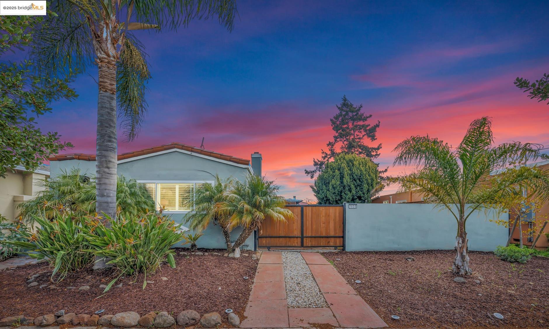 Detail Gallery Image 1 of 1 For 1650 67th Ave, Oakland,  CA 94621 - 3 Beds | 1 Baths