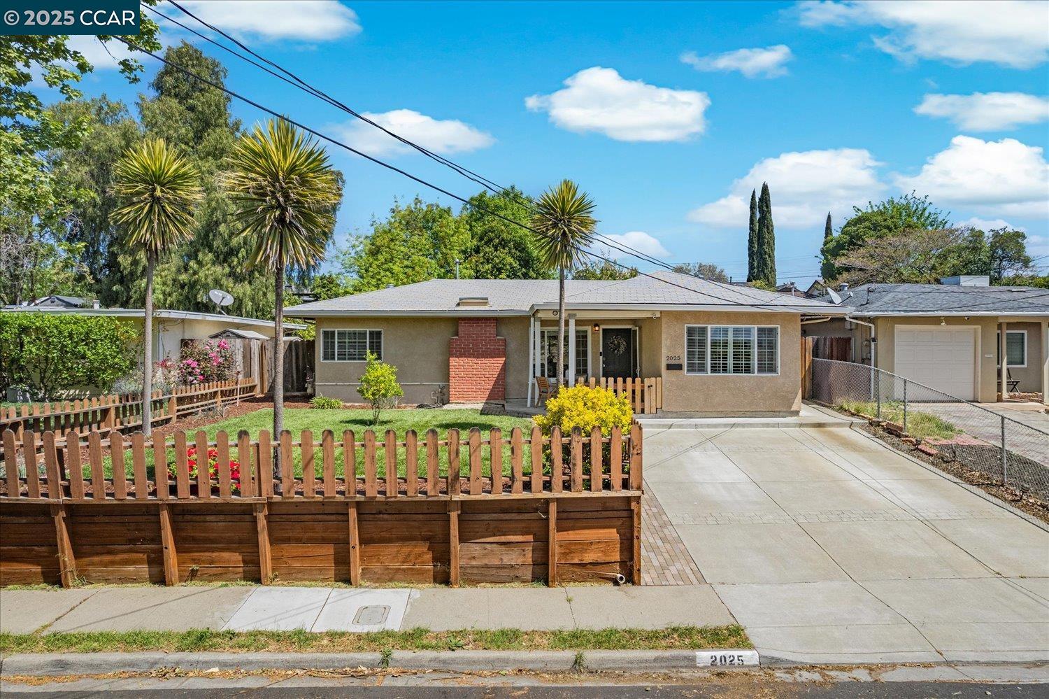 Detail Gallery Image 1 of 1 For 2025 Overhill Rd, Concord,  CA 94520 - 3 Beds | 2 Baths