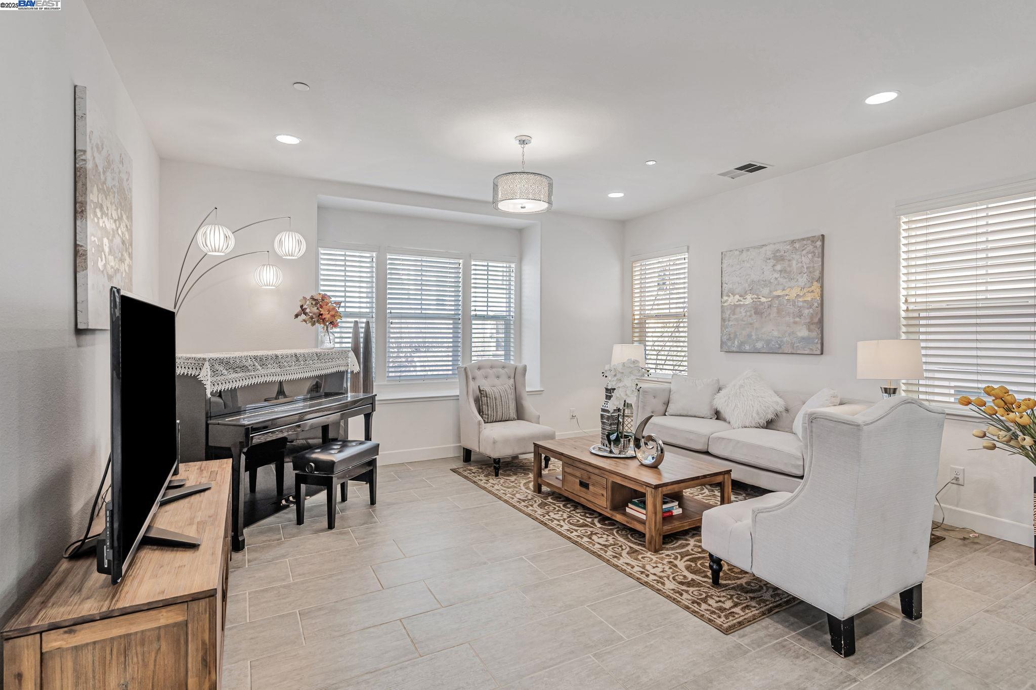 Detail Gallery Image 5 of 20 For 705 Cannery Pl, San Jose,  CA 95112 - 3 Beds | 3/1 Baths
