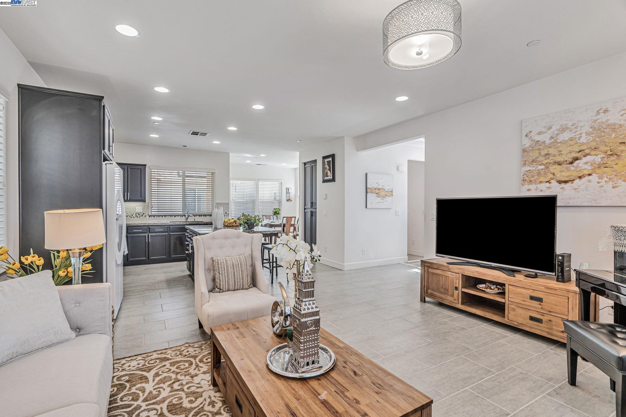 Detail Gallery Image 6 of 20 For 705 Cannery Pl, San Jose,  CA 95112 - 3 Beds | 3/1 Baths