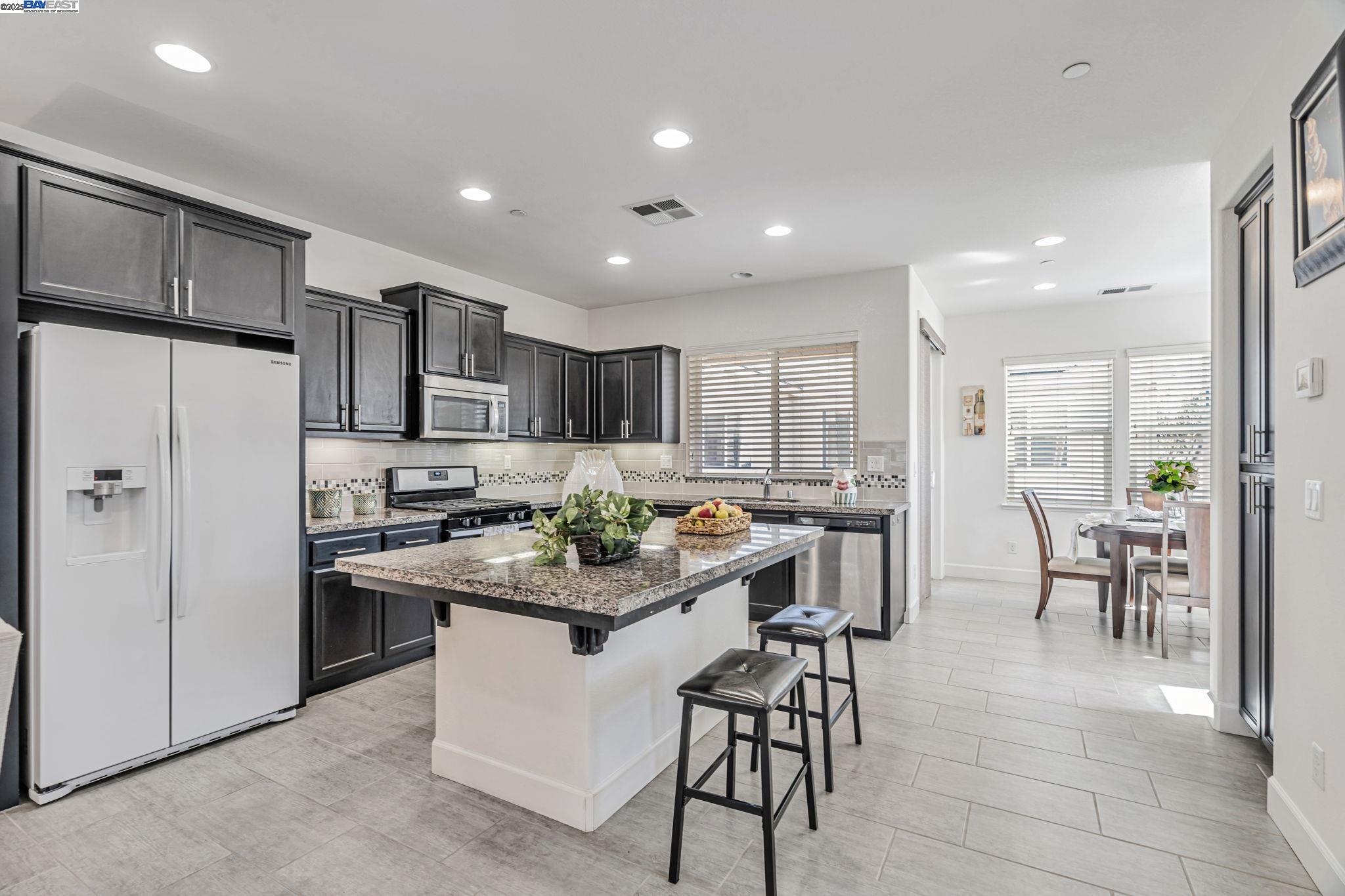 Detail Gallery Image 8 of 20 For 705 Cannery Pl, San Jose,  CA 95112 - 3 Beds | 3/1 Baths