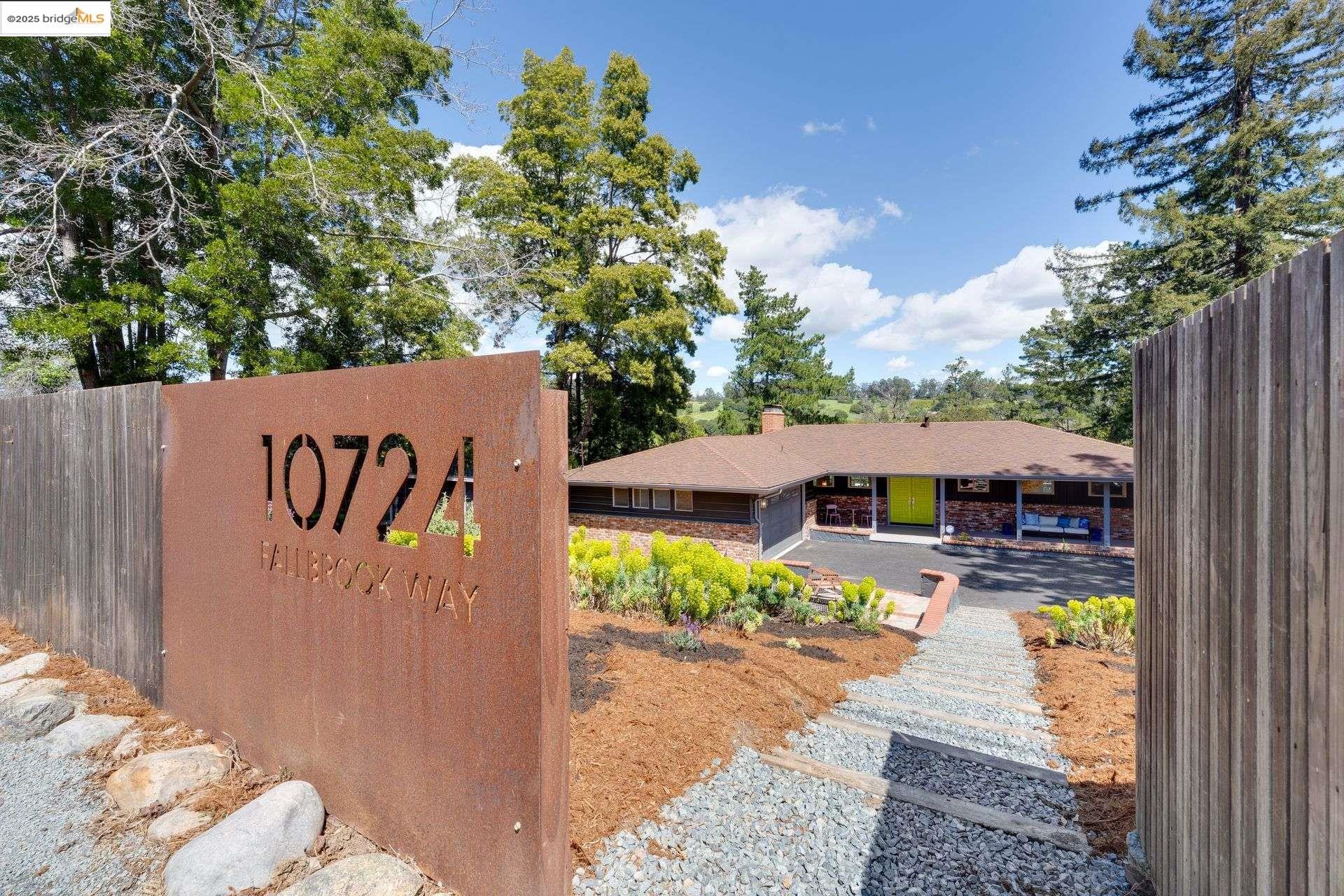 Detail Gallery Image 1 of 1 For 10724 Fallbrook Way, Oakland,  CA 94605 - 3 Beds | 2/1 Baths