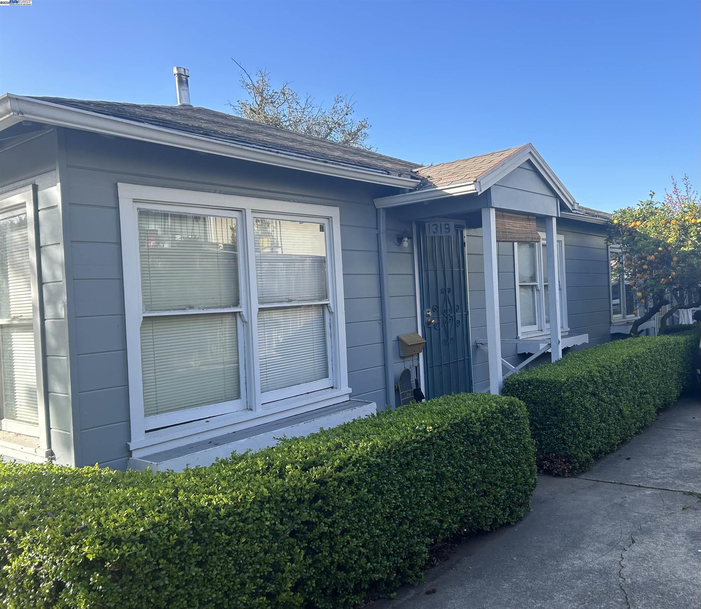 Detail Gallery Image 1 of 3 For 1319 E 25th St, Oakland,  CA 94606 - 4 Beds | 2 Baths