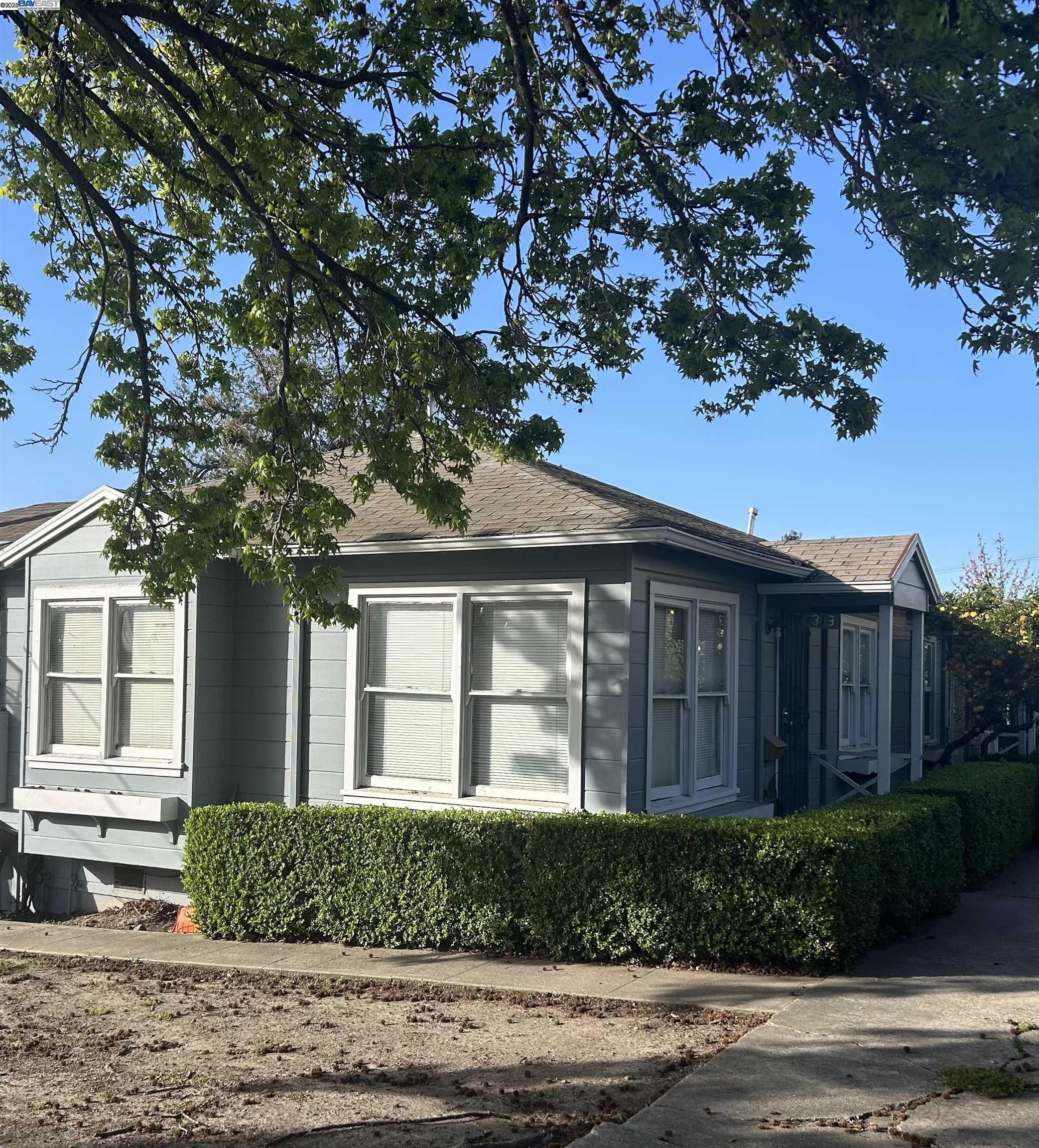 Detail Gallery Image 2 of 3 For 1319 E 25th St, Oakland,  CA 94606 - 4 Beds | 2 Baths