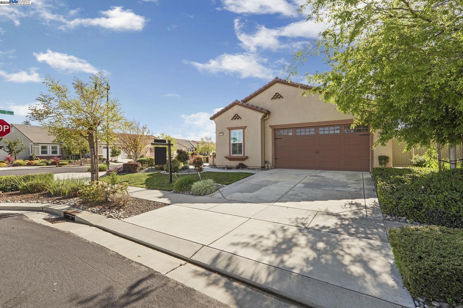 Detail Gallery Image 2 of 51 For 2961 Clear Point Way, Manteca,  CA 95336 - 2 Beds | 2 Baths