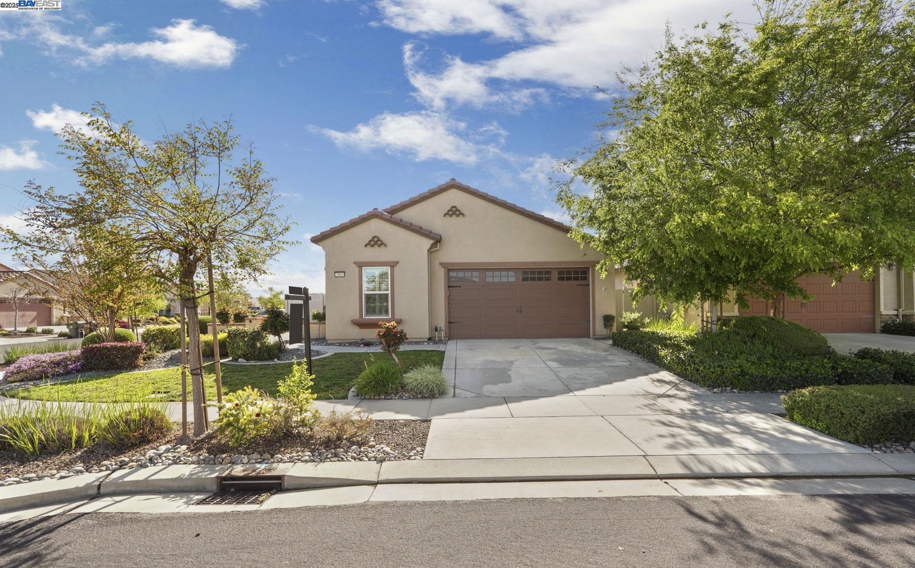 Detail Gallery Image 3 of 51 For 2961 Clear Point Way, Manteca,  CA 95336 - 2 Beds | 2 Baths