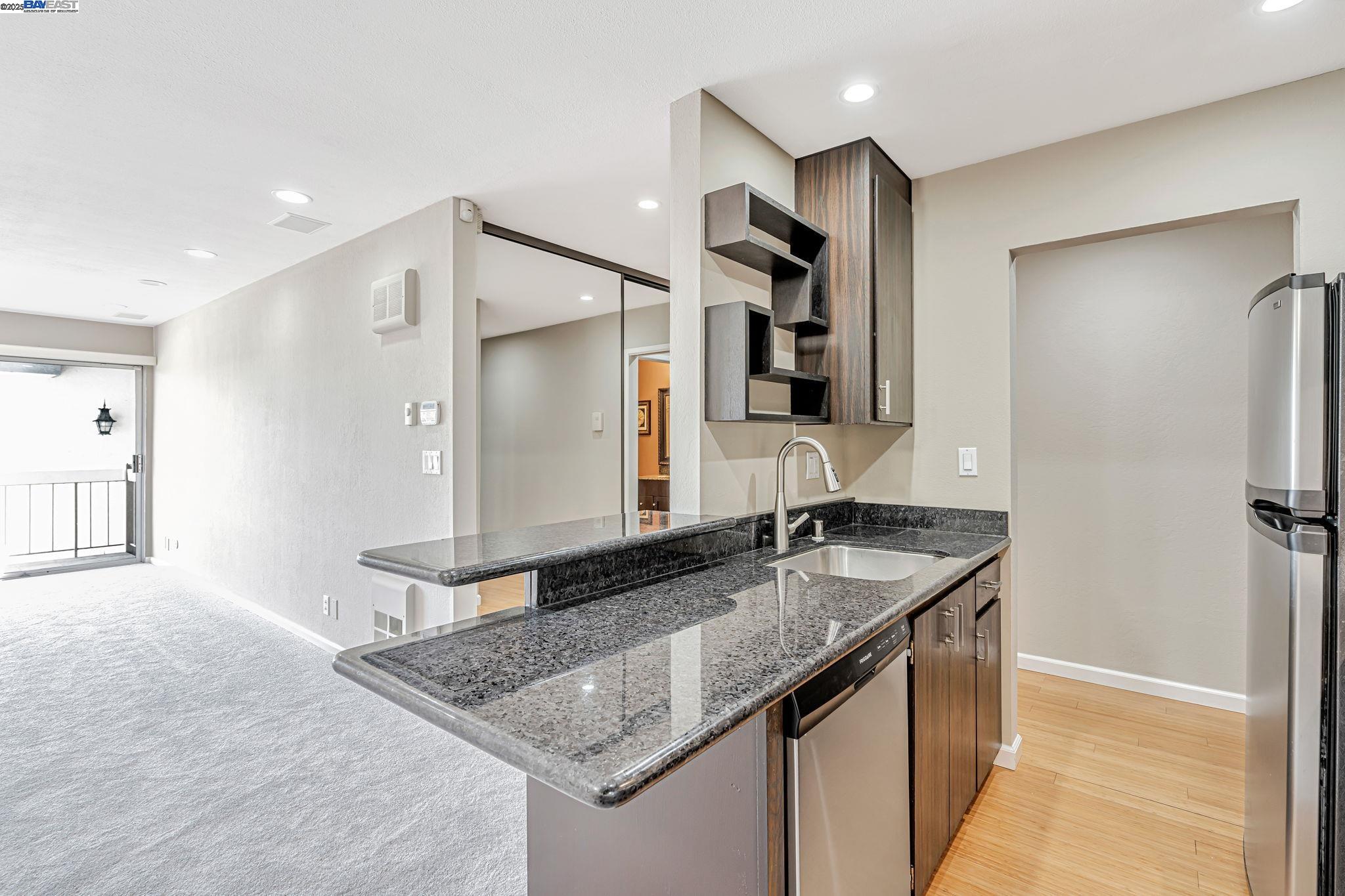 Detail Gallery Image 25 of 40 For 950 Shorepoint Ct #309,  Alameda,  CA 94501 - 1 Beds | 1 Baths