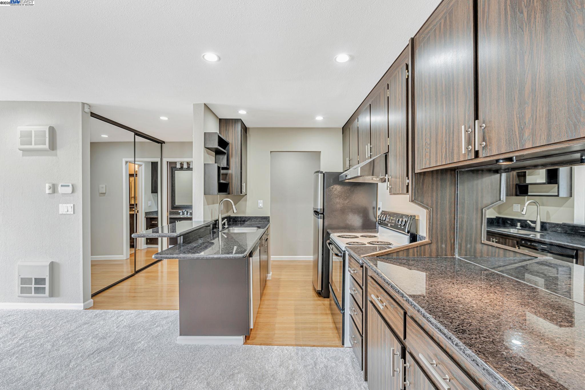 Detail Gallery Image 27 of 40 For 950 Shorepoint Ct #309,  Alameda,  CA 94501 - 1 Beds | 1 Baths