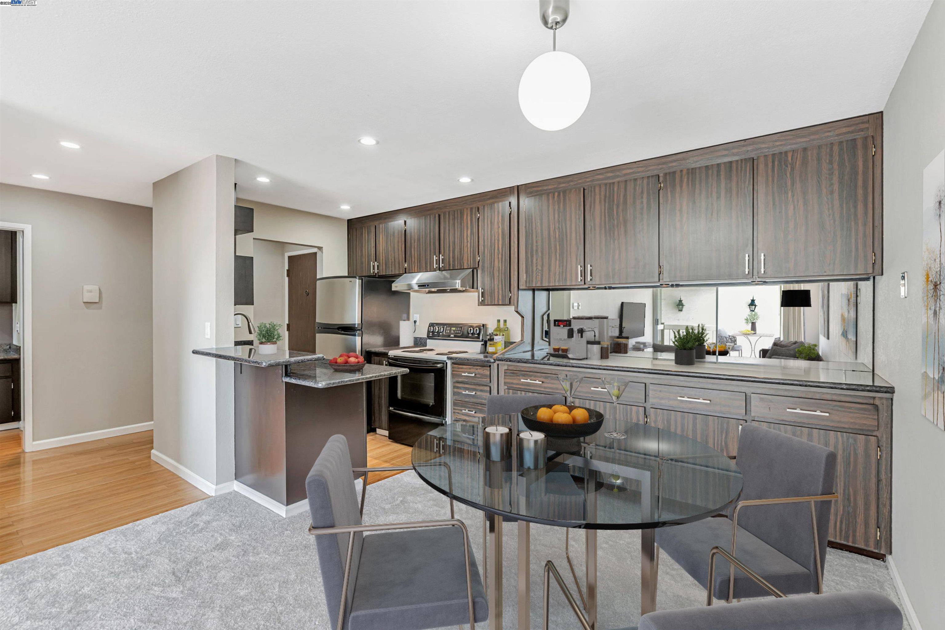Detail Gallery Image 9 of 40 For 950 Shorepoint Ct #309,  Alameda,  CA 94501 - 1 Beds | 1 Baths