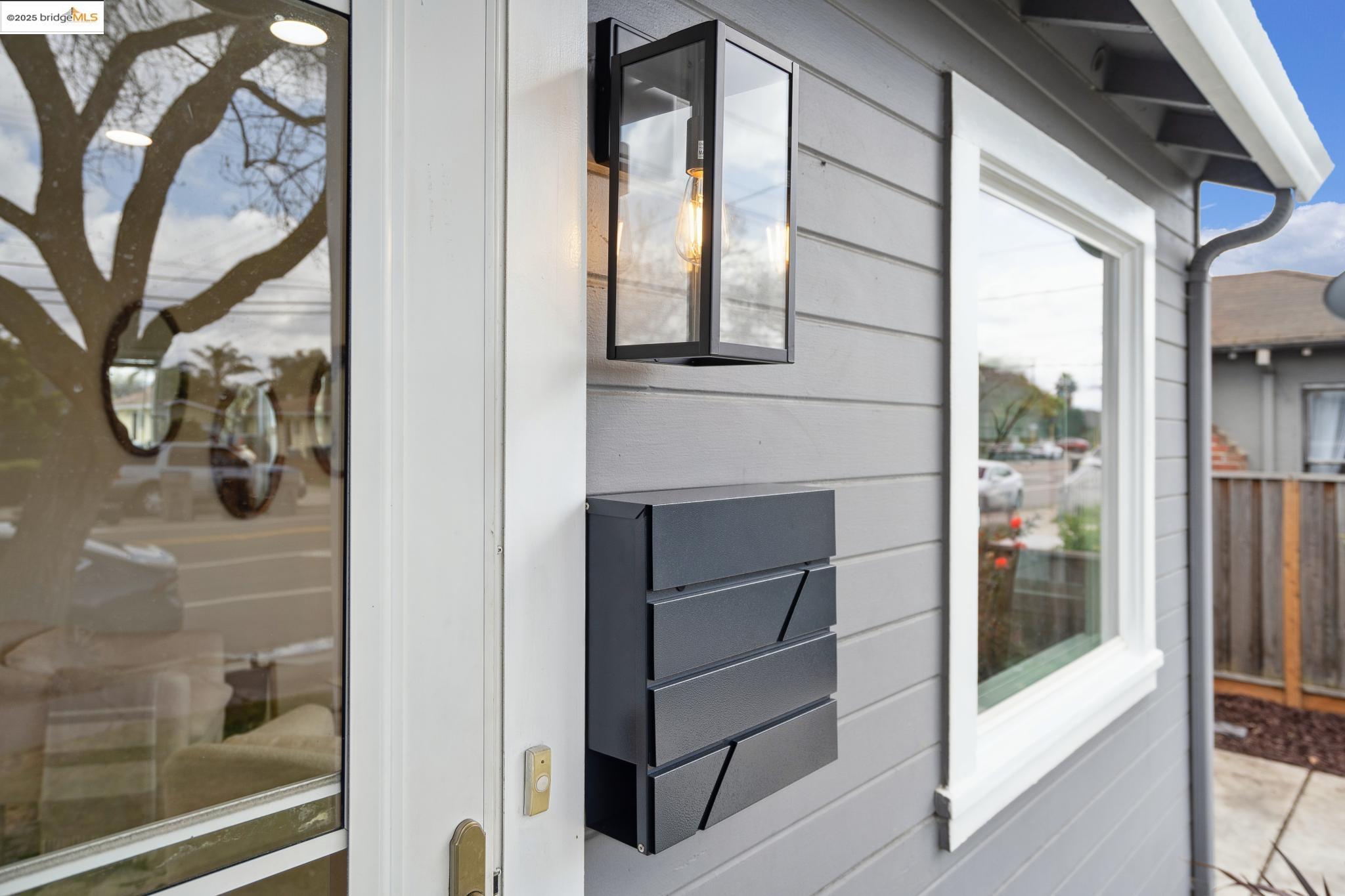 Detail Gallery Image 3 of 38 For 928 N 7th St, San Jose,  CA 95112 - 3 Beds | 2 Baths