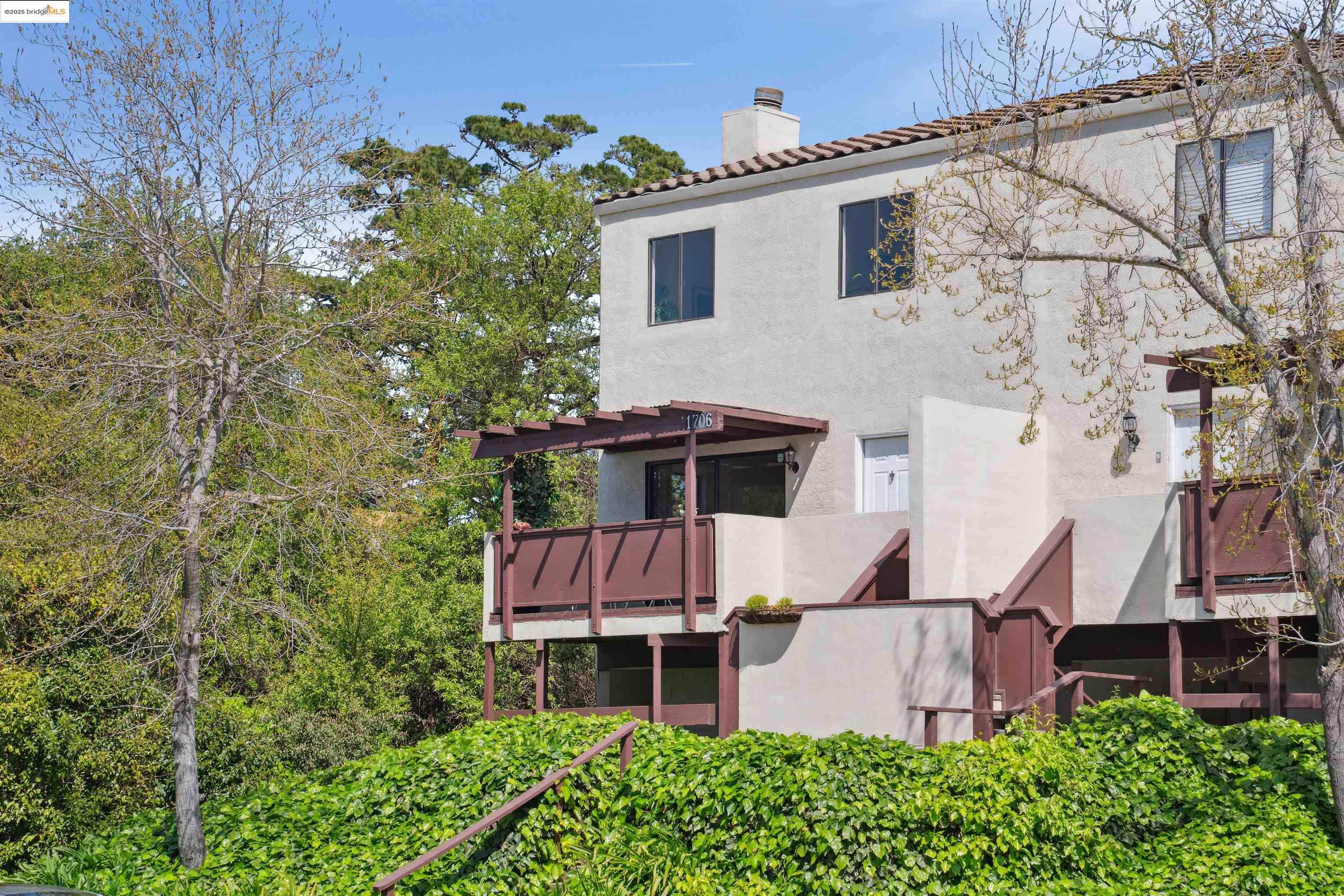 Detail Gallery Image 2 of 32 For 1706 Dalessi Dr, Pinole,  CA 94564 - 3 Beds | 2/1 Baths