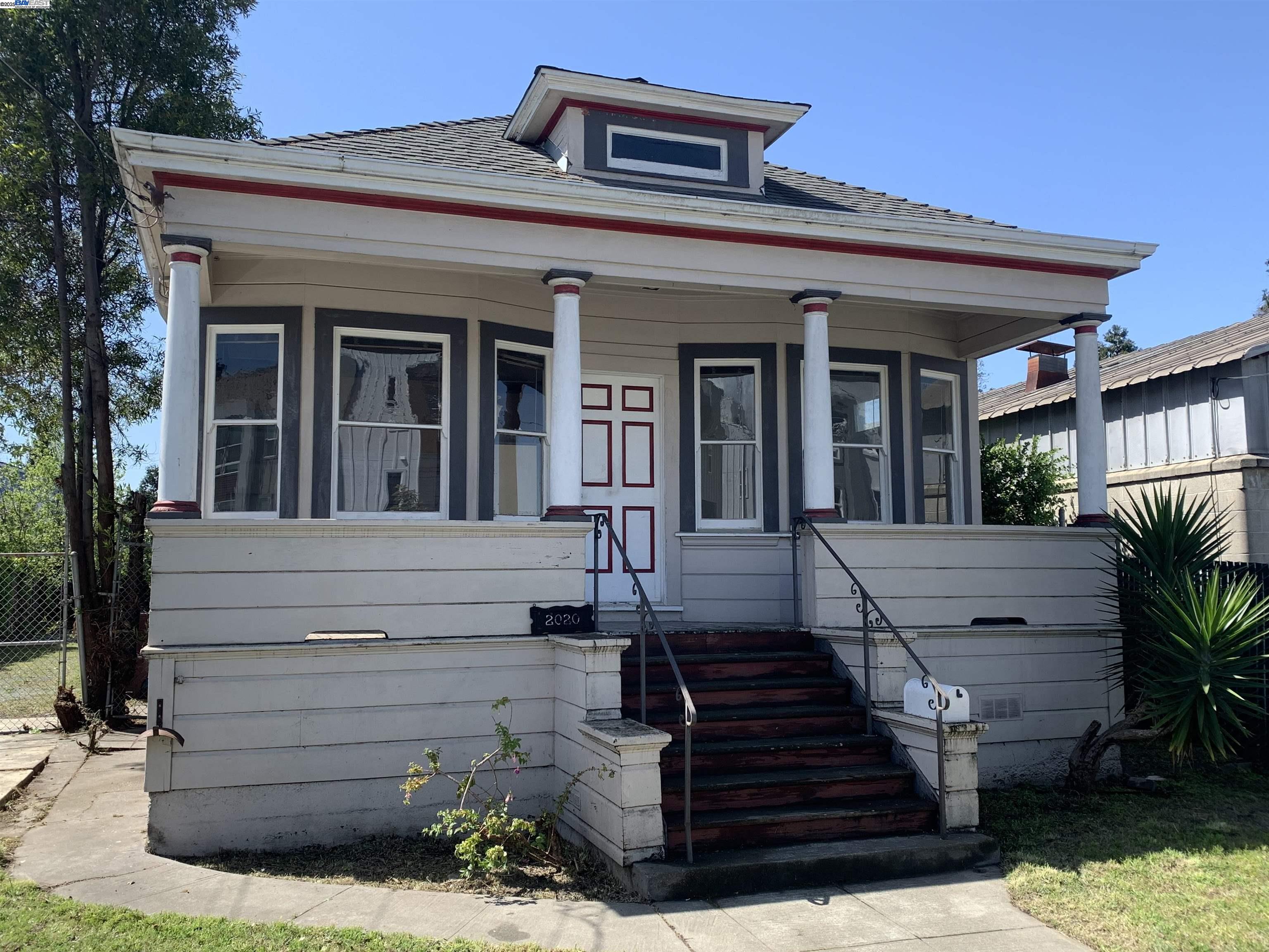 Detail Gallery Image 1 of 1 For 2020 Clement Ave, Alameda,  CA 94501 - 2 Beds | 1 Baths