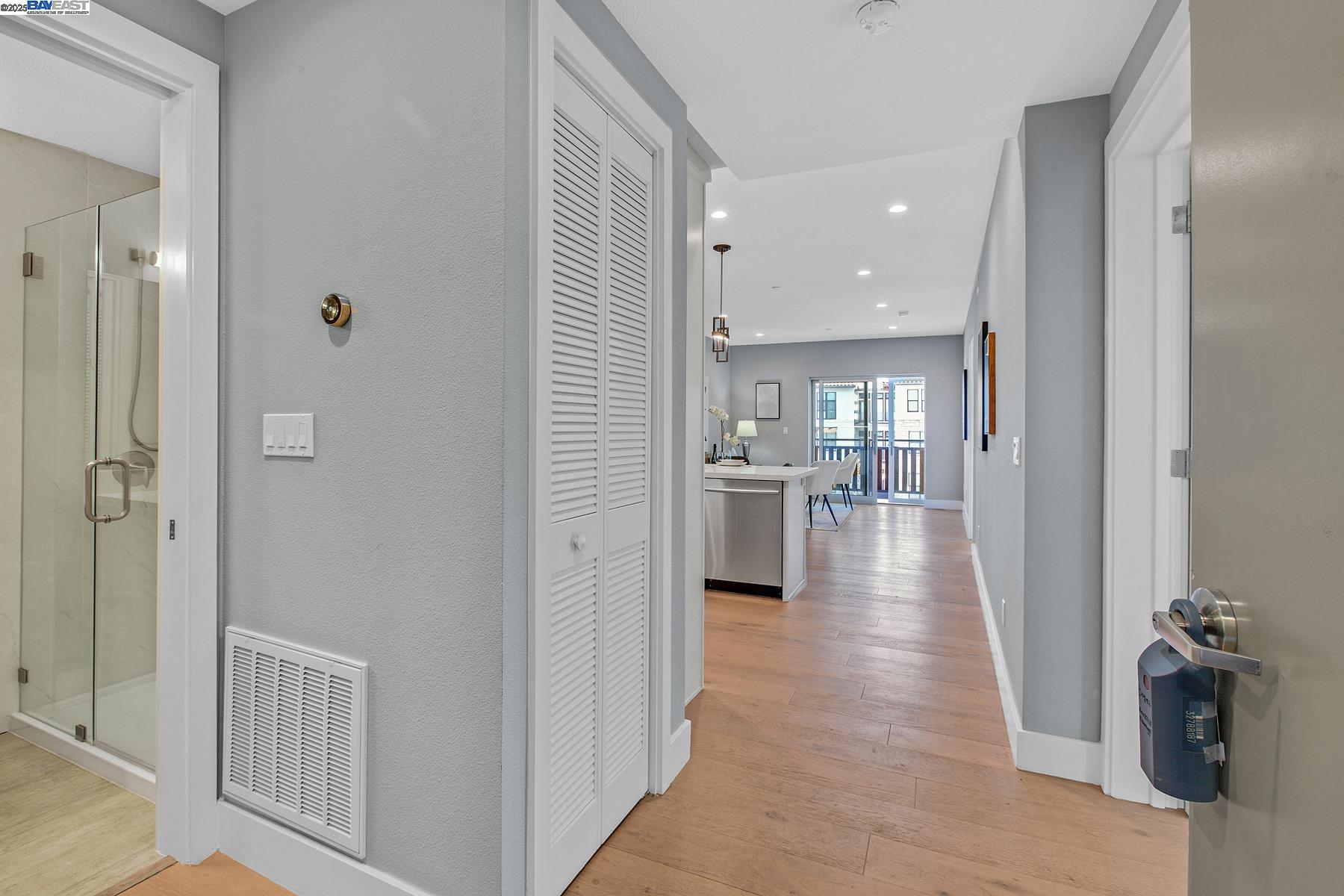 Detail Gallery Image 4 of 49 For 520 El Camino Real #202,  San Carlos,  CA 94070 - 2 Beds | 2 Baths