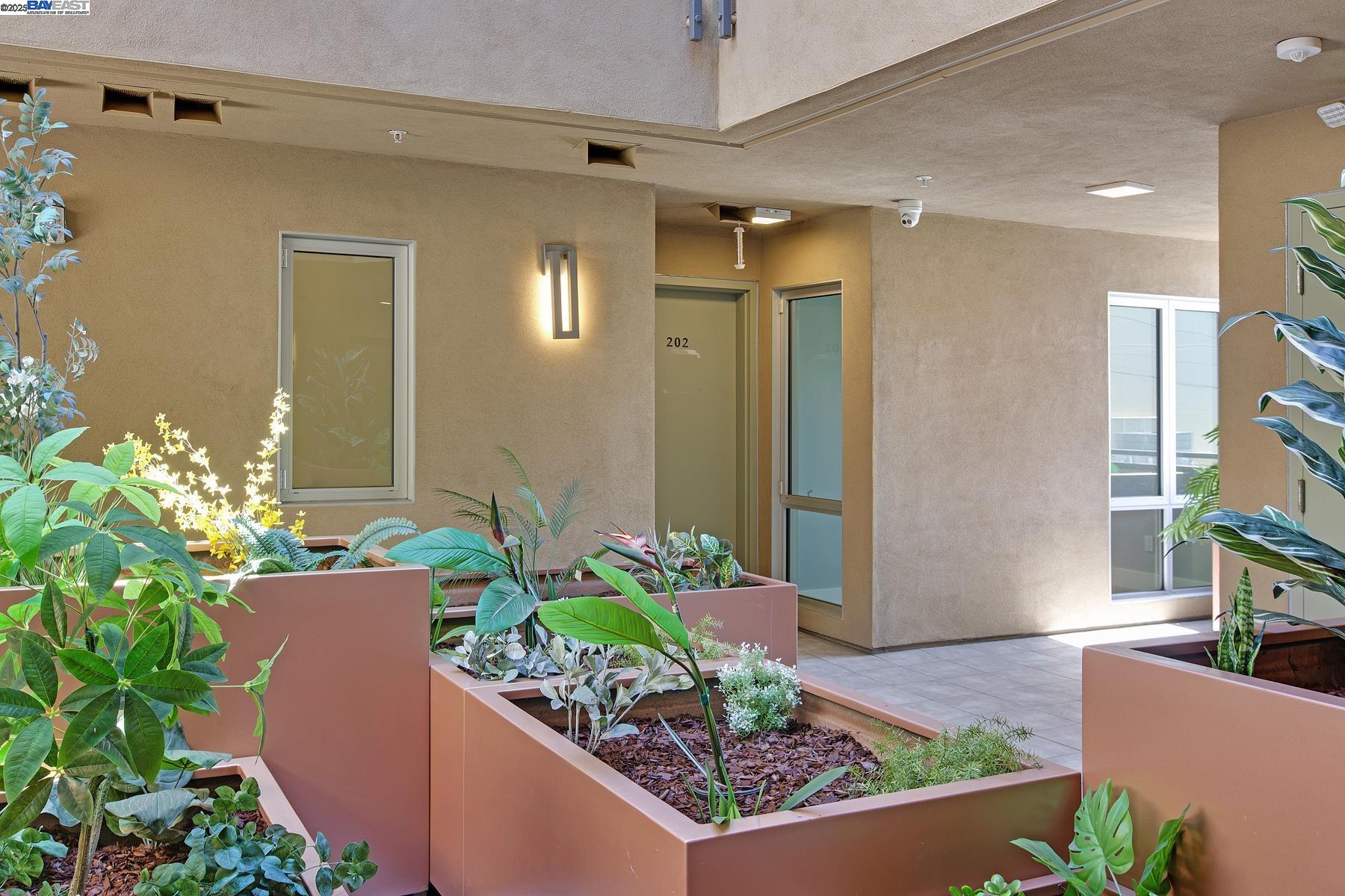 Detail Gallery Image 2 of 49 For 520 El Camino Real #308,  San Carlos,  CA 94070 - 3 Beds | 2 Baths