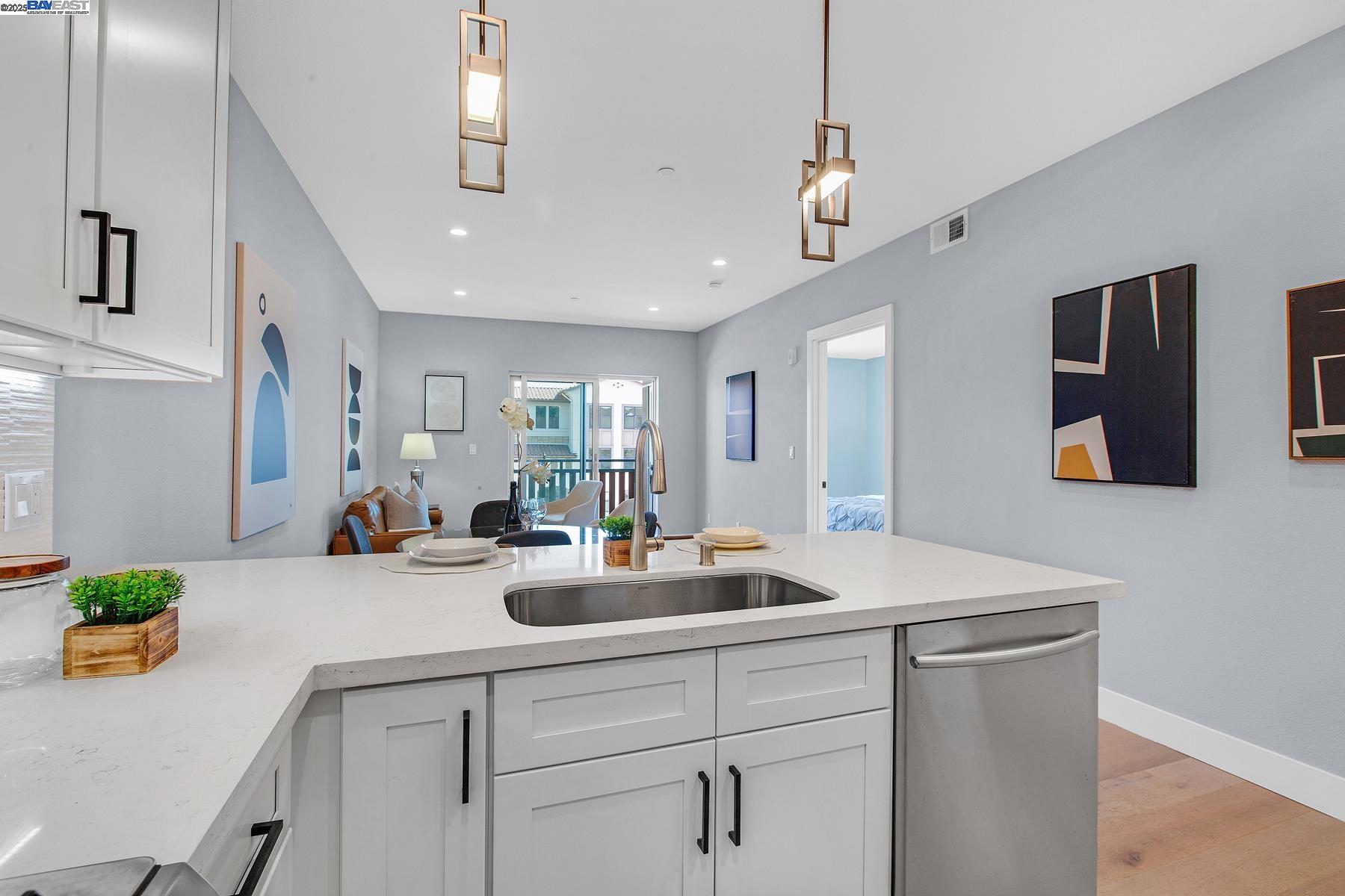 Detail Gallery Image 11 of 49 For 520 El Camino Real #308,  San Carlos,  CA 94070 - 3 Beds | 2 Baths
