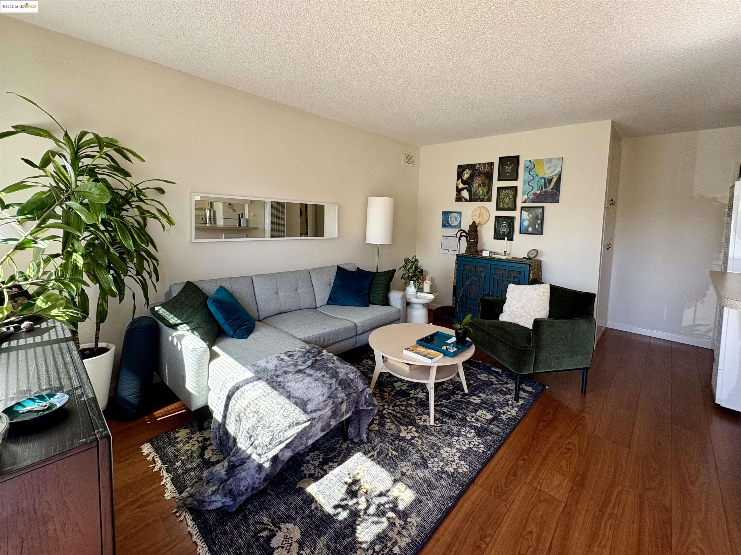 Detail Gallery Image 1 of 1 For 5217 Lawton Ave, Oakland,  CA 94618 - 1 Beds | 1 Baths