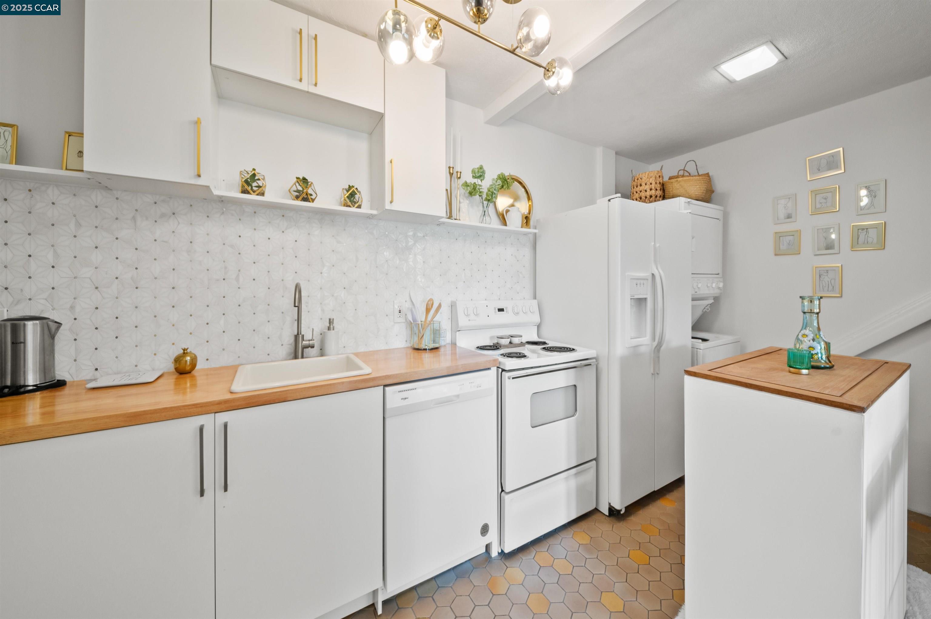 Detail Gallery Image 12 of 22 For Buckeye Way, Kentfield,  CA 94904 - 2 Beds | 2 Baths