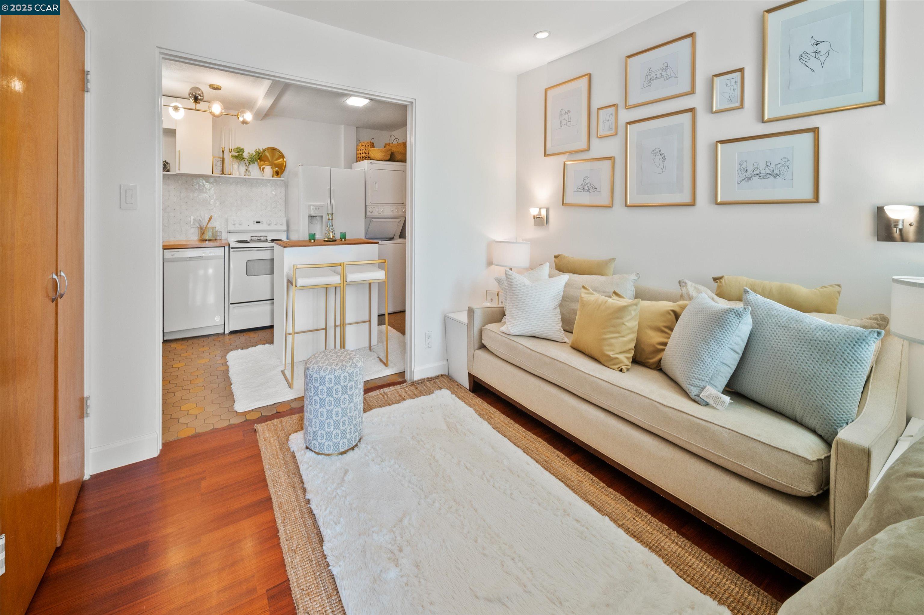 Detail Gallery Image 13 of 22 For Buckeye Way, Kentfield,  CA 94904 - 2 Beds | 2 Baths