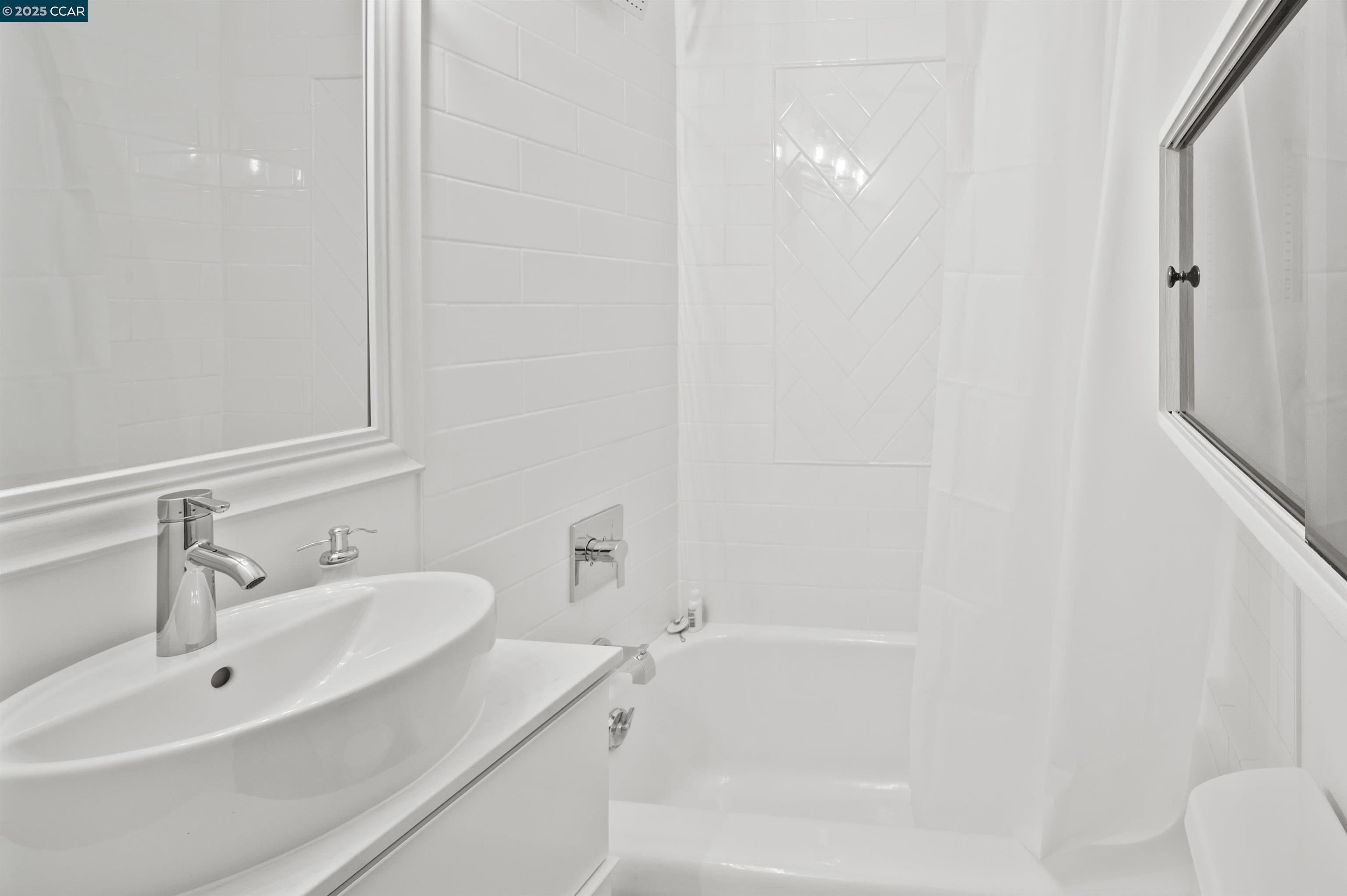 Detail Gallery Image 16 of 22 For Buckeye Way, Kentfield,  CA 94904 - 2 Beds | 2 Baths