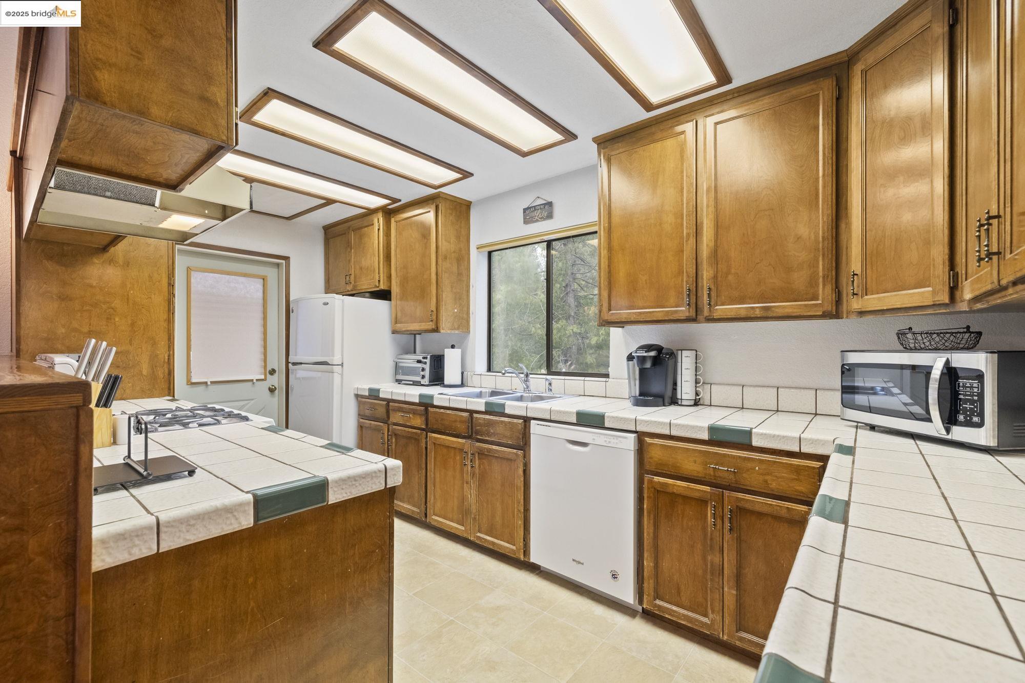 Detail Gallery Image 12 of 50 For 20197 Upper Skyridge Dr, Groveland,  CA 95321 - 3 Beds | 3 Baths