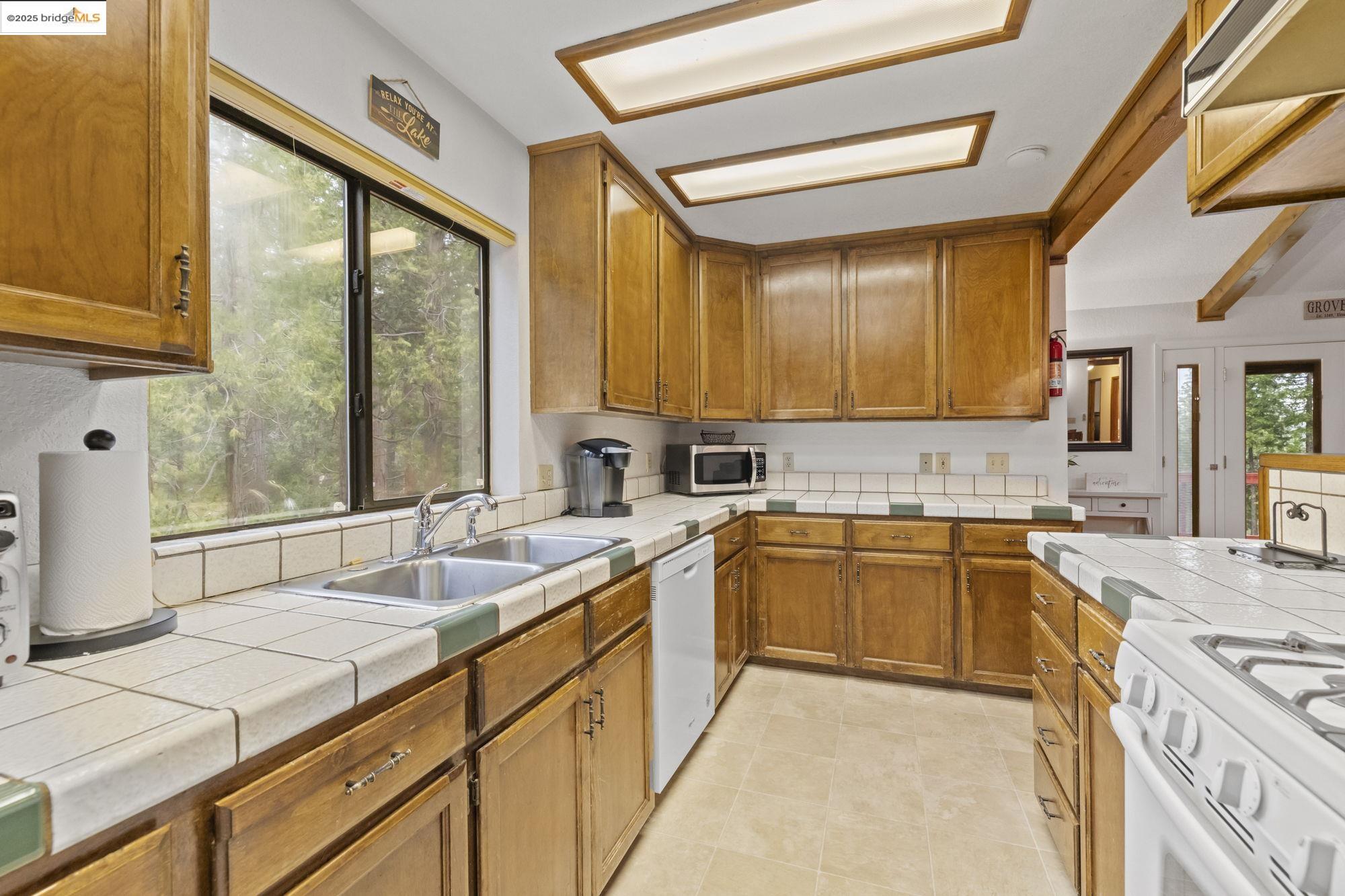 Detail Gallery Image 14 of 50 For 20197 Upper Skyridge Dr, Groveland,  CA 95321 - 3 Beds | 3 Baths