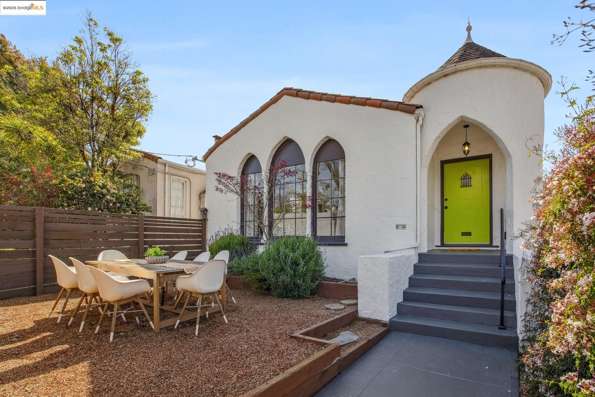 Detail Gallery Image 1 of 1 For 1660 Sacramento St, Berkeley,  CA 94702 - 3 Beds | 2 Baths