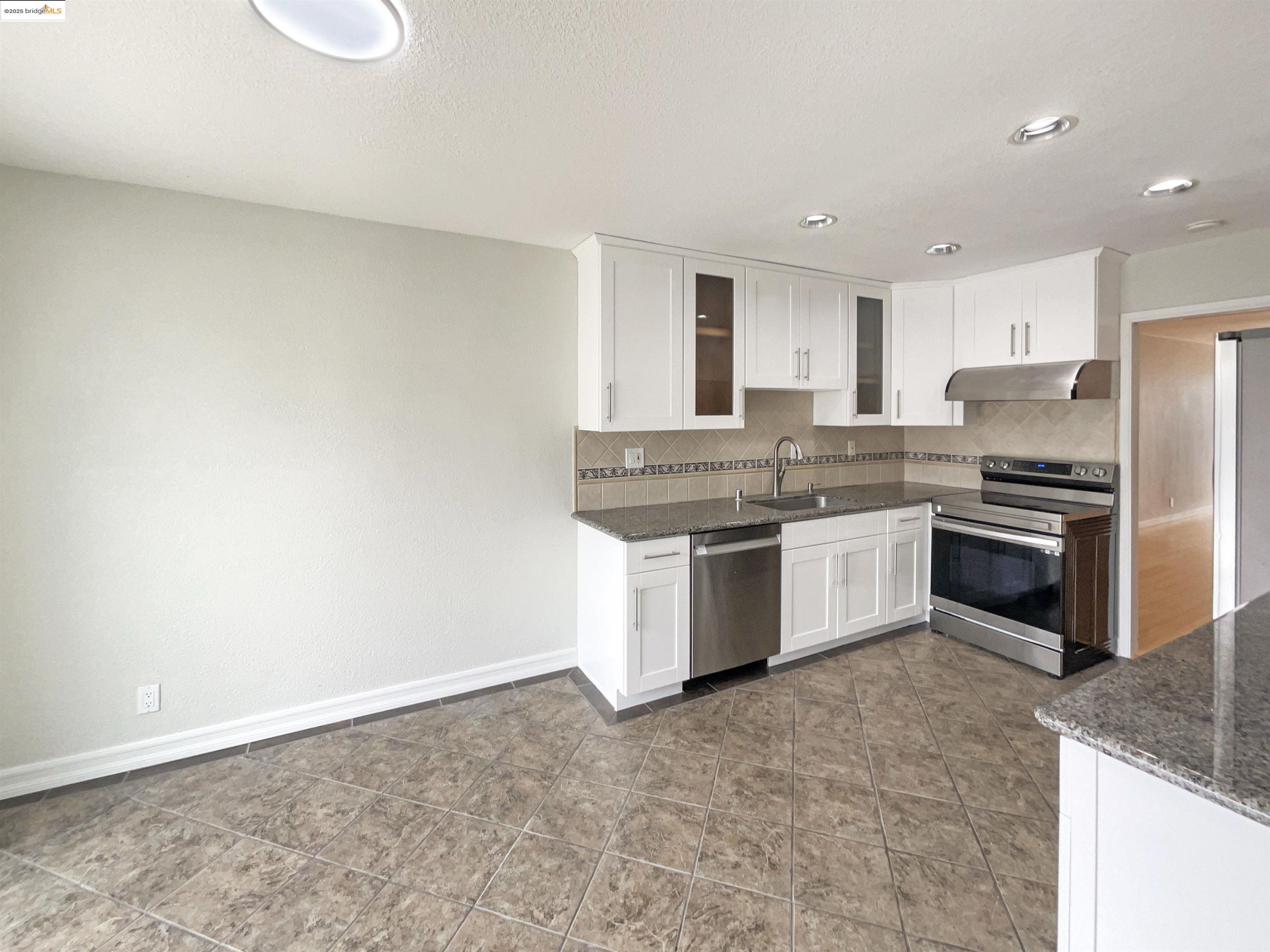 Detail Gallery Image 13 of 30 For 883 Calle De Verde, San Jose,  CA 95136 - 3 Beds | 2/1 Baths