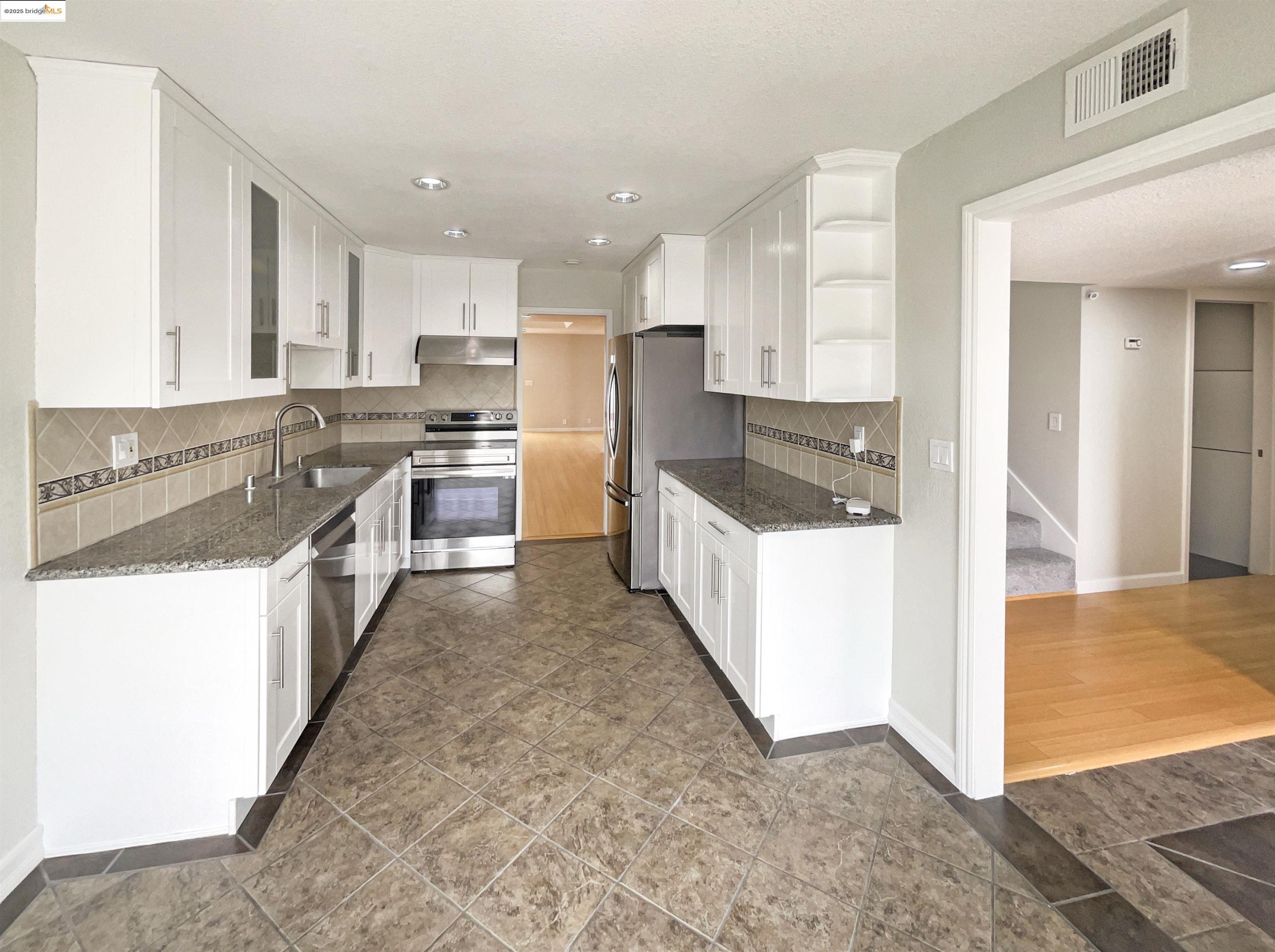 Detail Gallery Image 14 of 30 For 883 Calle De Verde, San Jose,  CA 95136 - 3 Beds | 2/1 Baths