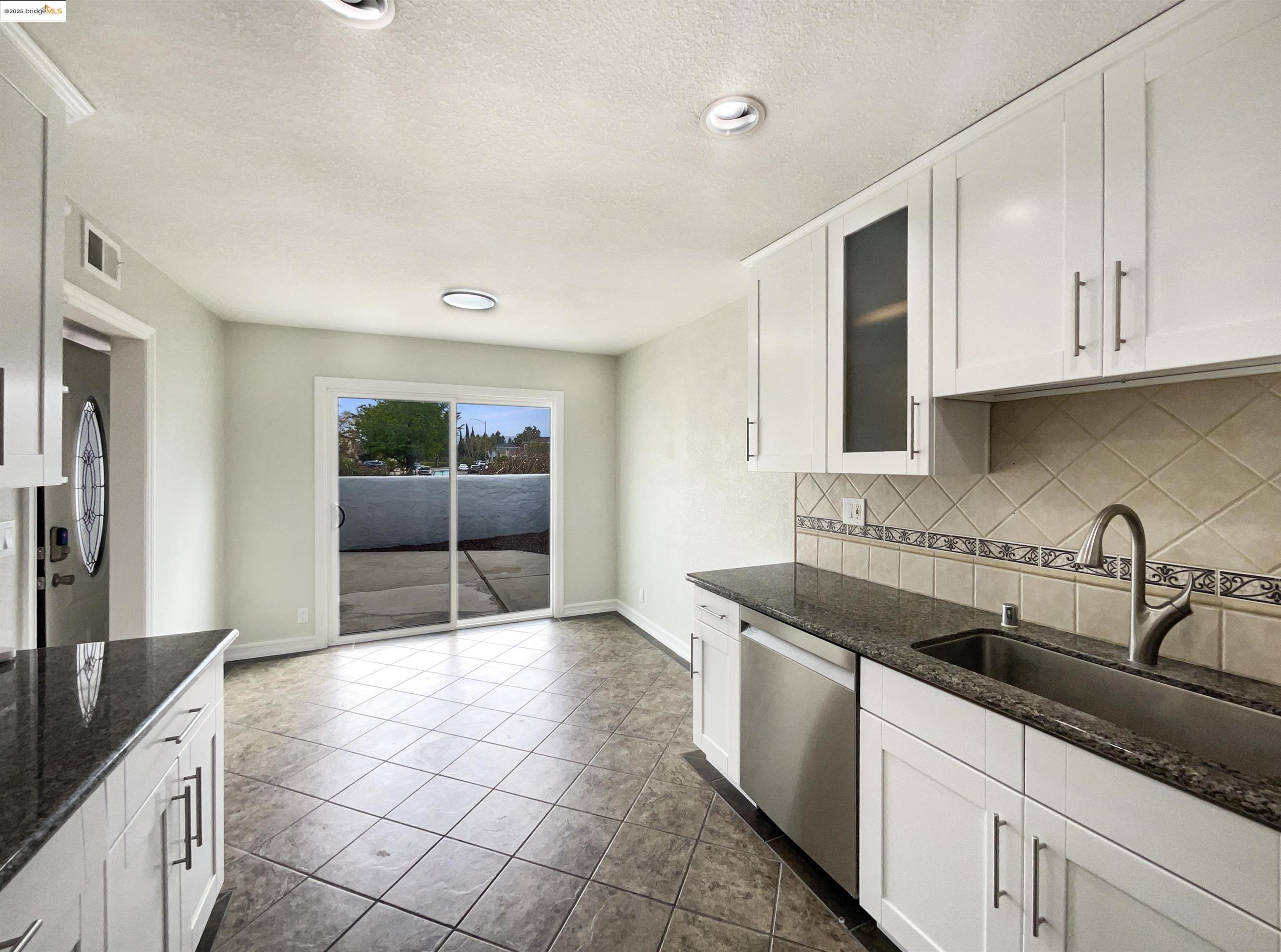 Detail Gallery Image 16 of 22 For 883 Calle De Verde, San Jose,  CA 95136 - 3 Beds | 2/1 Baths