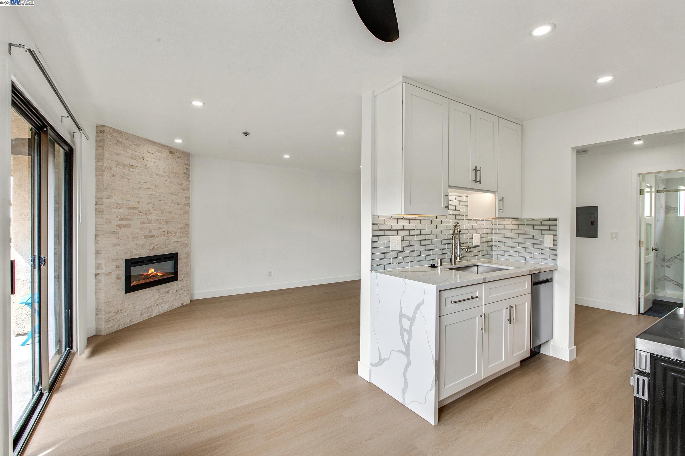 Detail Gallery Image 2 of 39 For 15059 Hesperian #38,  San Leandro,  CA 94578 - 1 Beds | 1 Baths