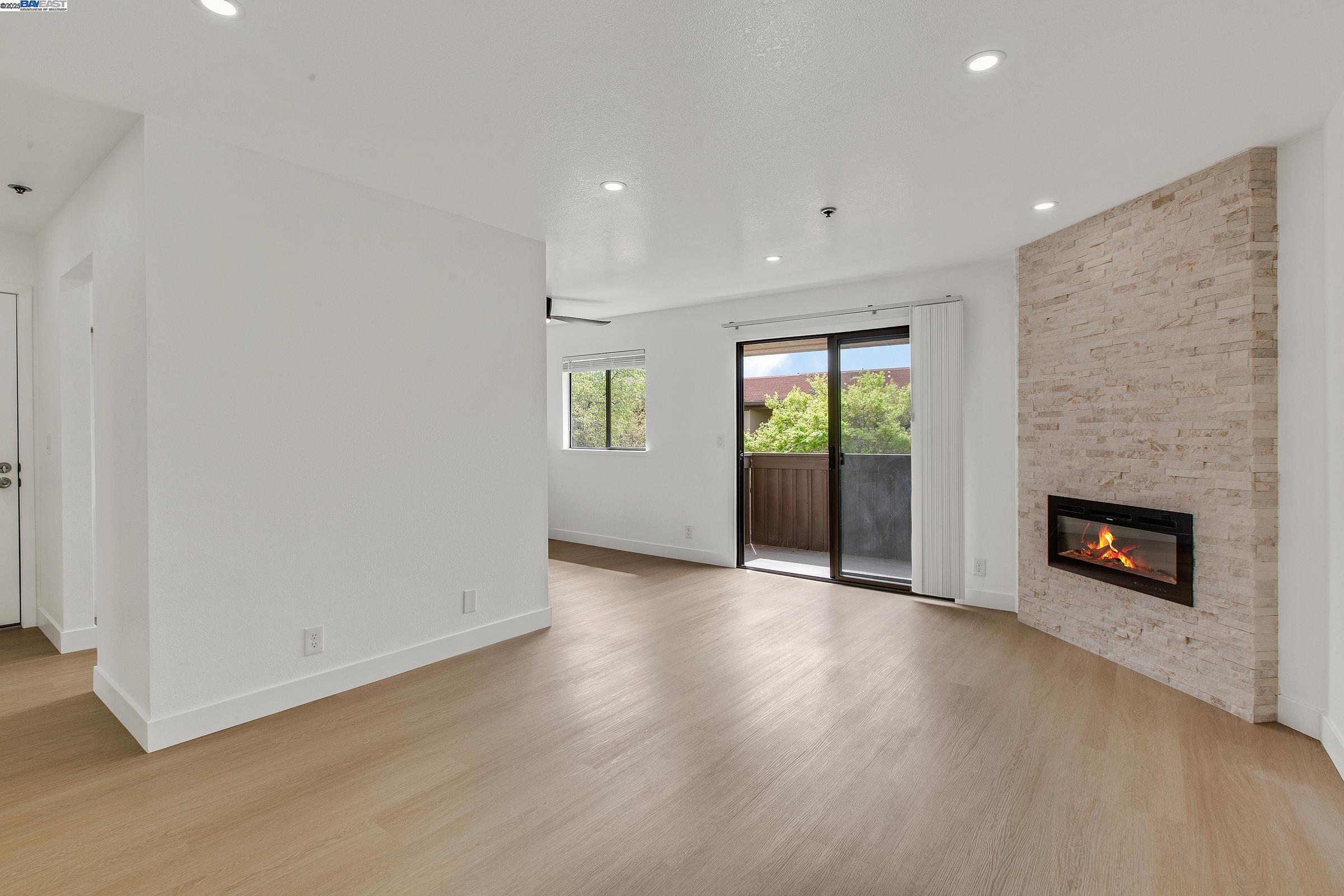 Detail Gallery Image 4 of 39 For 15059 Hesperian #38,  San Leandro,  CA 94578 - 1 Beds | 1 Baths