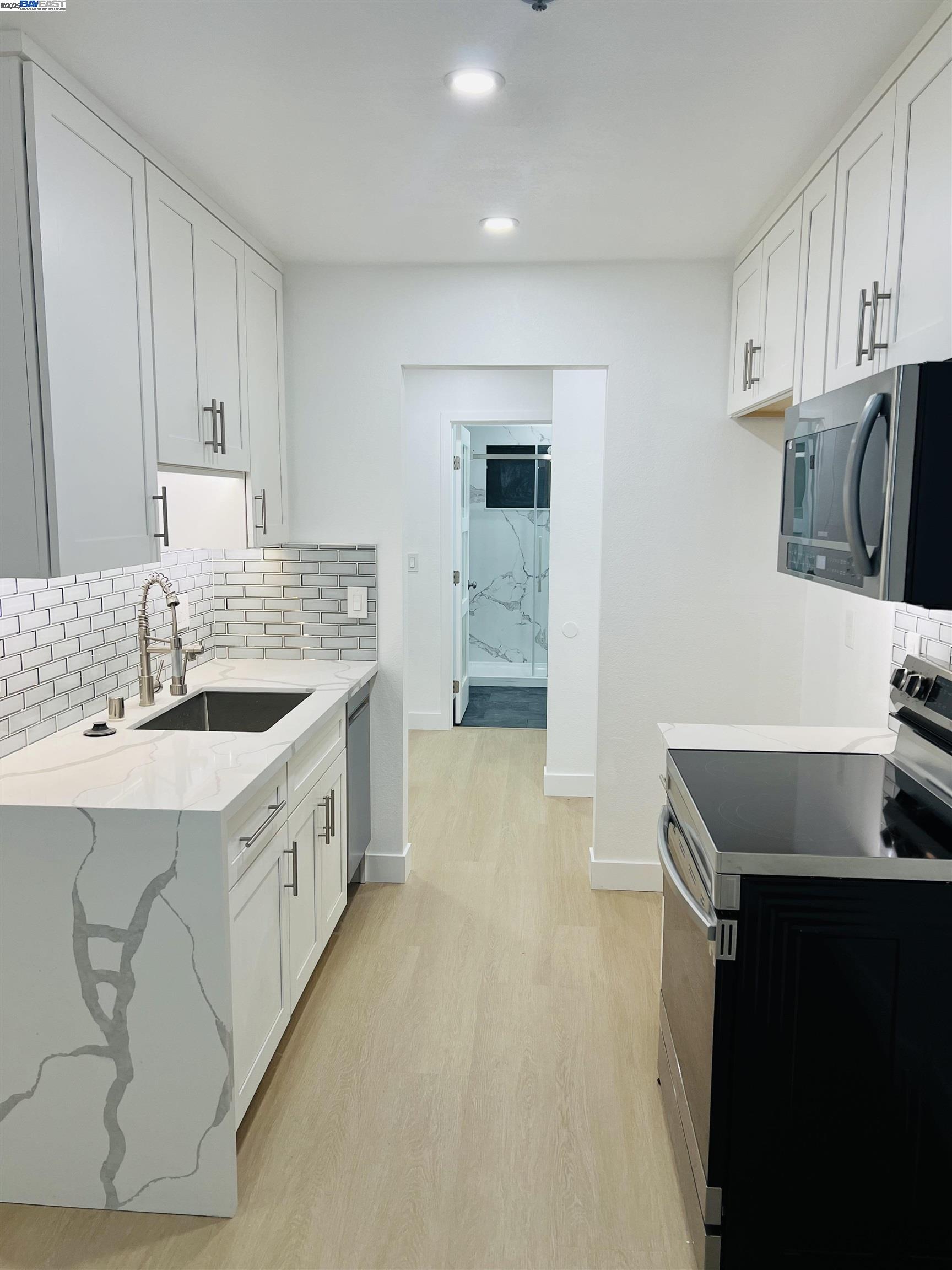 Detail Gallery Image 7 of 39 For 15059 Hesperian #38,  San Leandro,  CA 94578 - 1 Beds | 1 Baths
