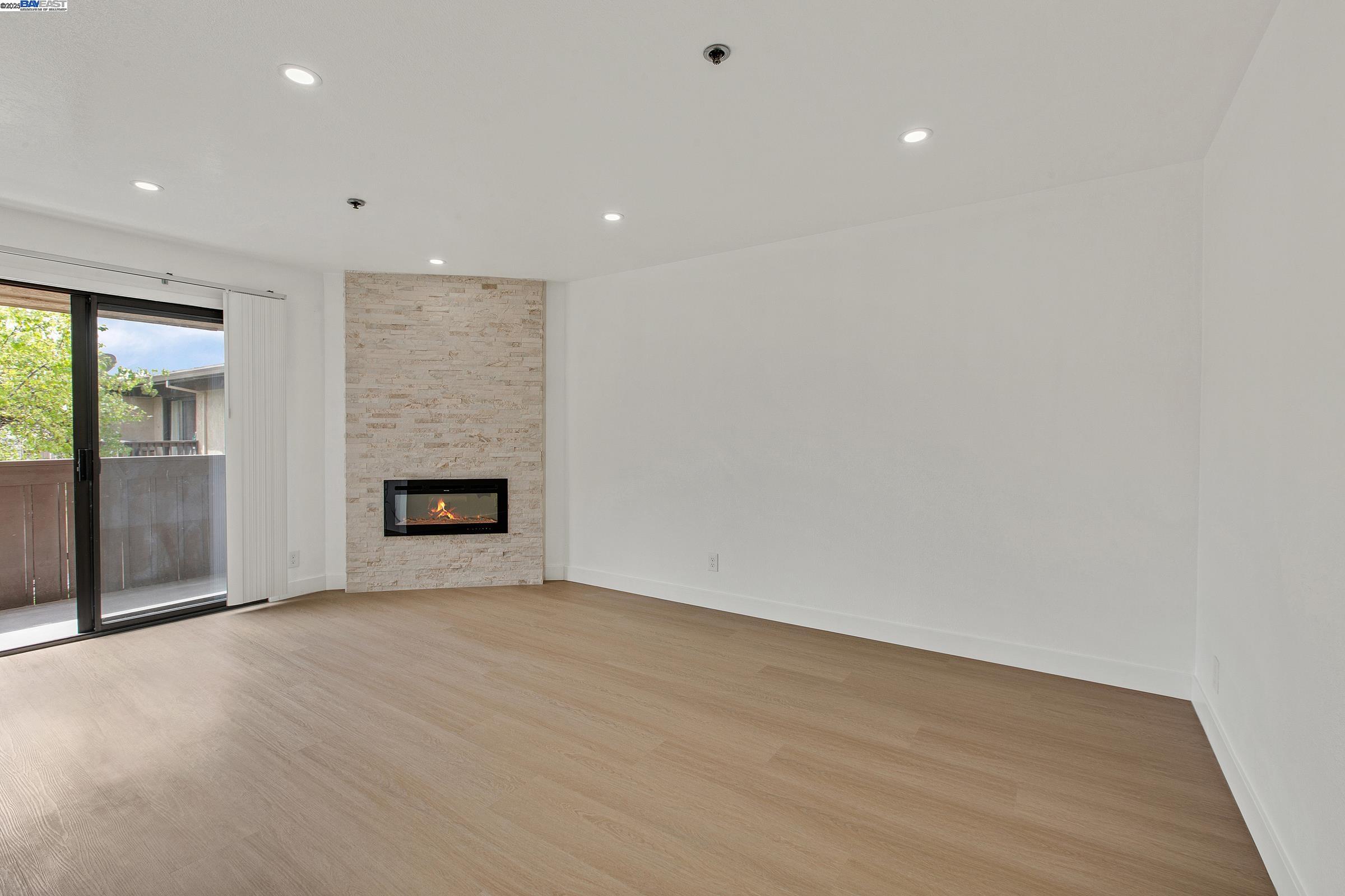 Detail Gallery Image 10 of 39 For 15059 Hesperian #38,  San Leandro,  CA 94578 - 1 Beds | 1 Baths