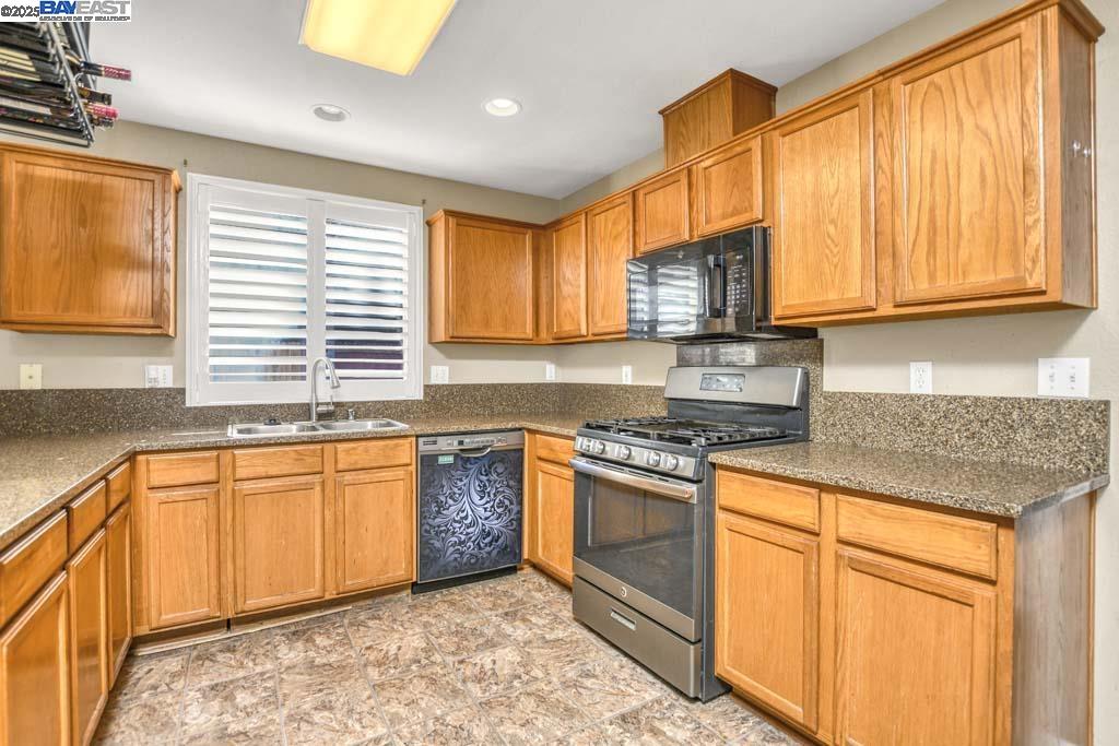 Detail Gallery Image 11 of 28 For 806 Robert L Smith Dr, Tracy,  CA 95376 - 3 Beds | 2/1 Baths