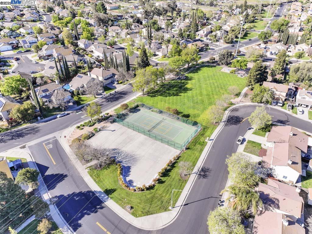 Detail Gallery Image 4 of 28 For 806 Robert L Smith Dr, Tracy,  CA 95376 - 3 Beds | 2/1 Baths