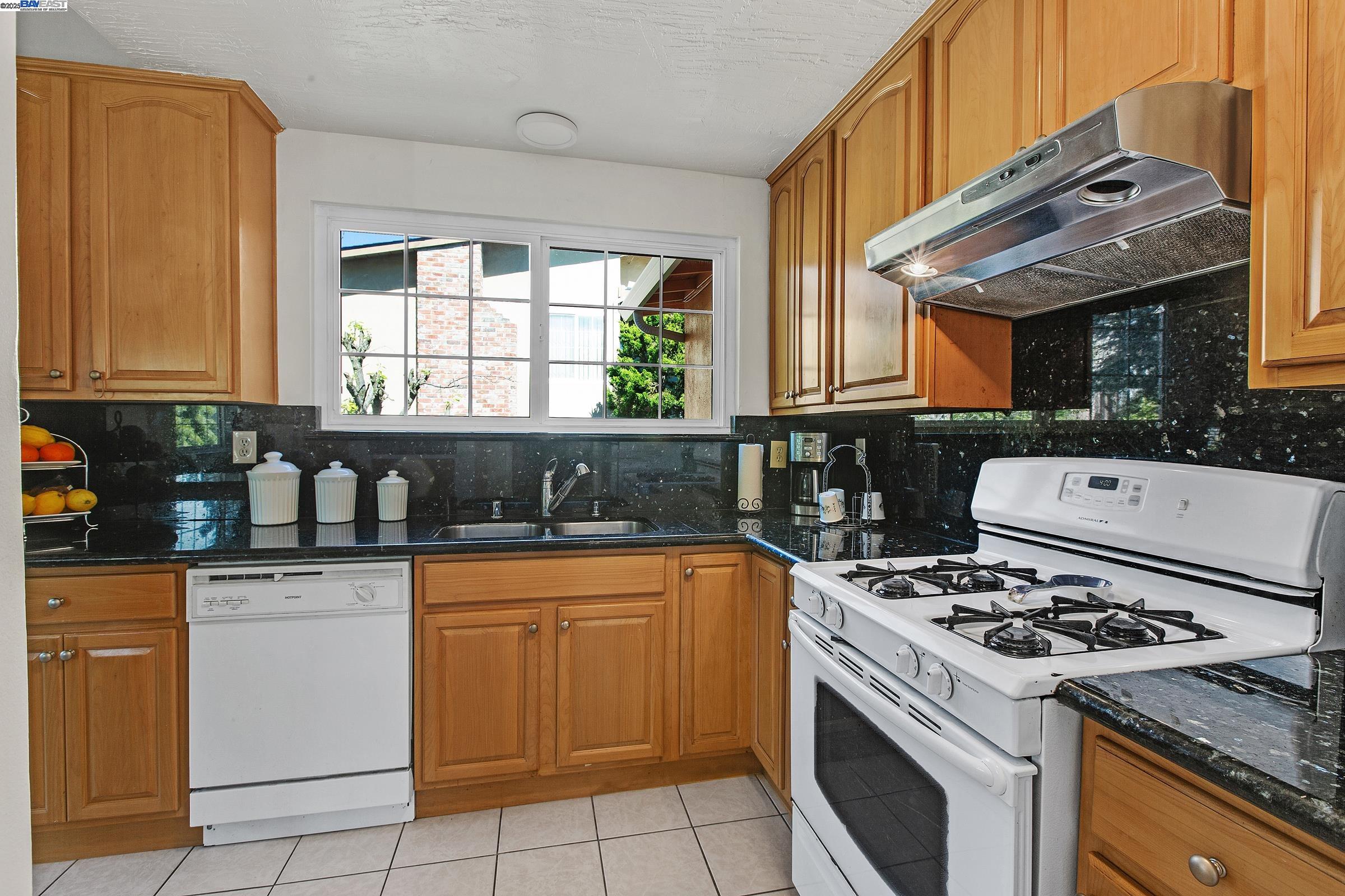 Detail Gallery Image 11 of 42 For 3578 Jerald Ct, Castro Valley,  CA 94546 - 4 Beds | 3 Baths