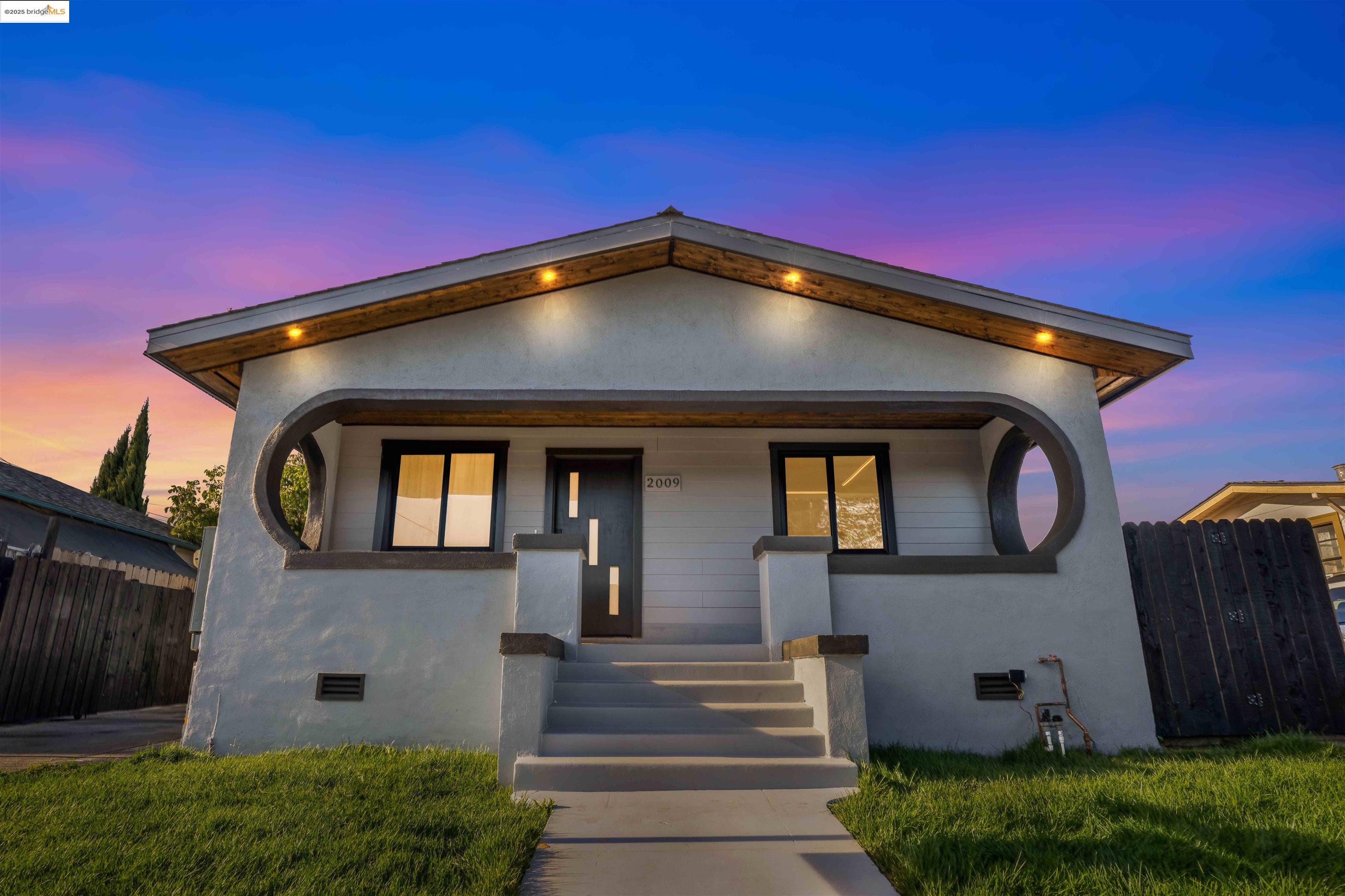 Detail Gallery Image 1 of 20 For 2009 Auseon Avenue, Oakland,  CA 94621 - 3 Beds | 3/1 Baths